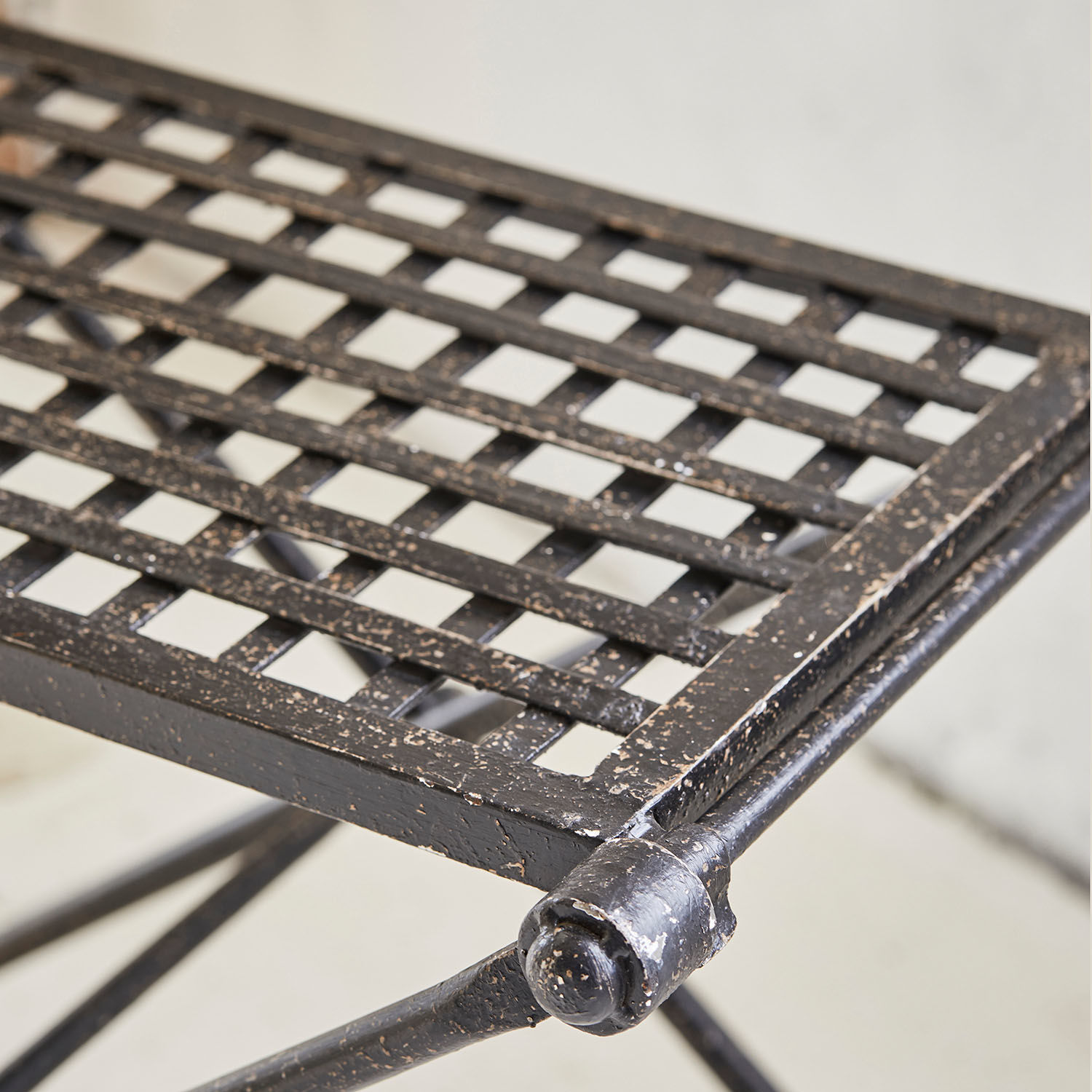 Schwarzer Metalltisch mit gitterförmiger Tischplatte im rustikalen Stil für Garten oder Terrasse