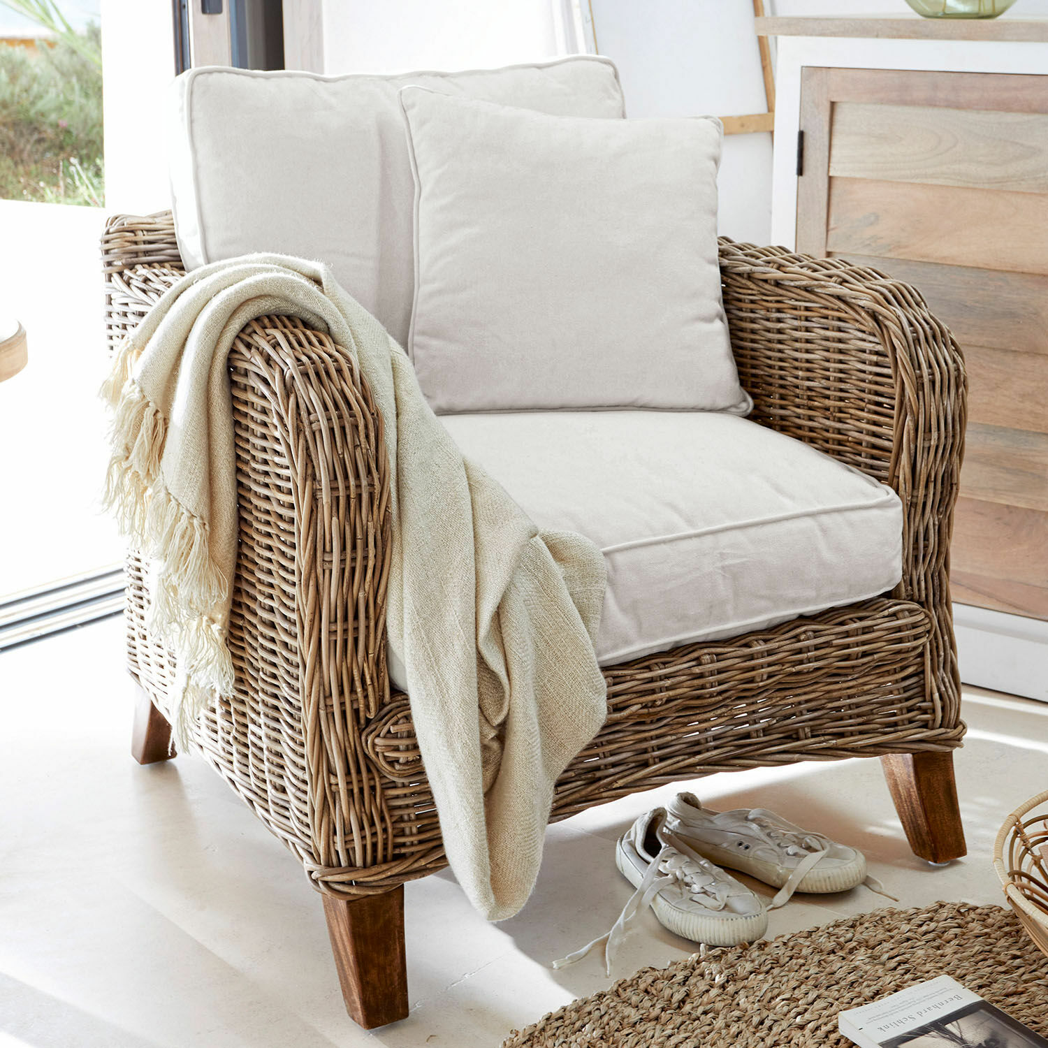Sessel Colroy Rattansessel mit cremefarbenen Kissen und beiger Decke, natürlicher Einrichtungsstil, Rattanmöbel