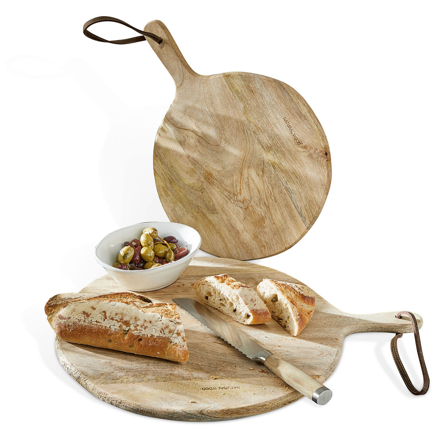 Schneidebrett 2er Set Nitra Runde Schneidebrett aus Naturholz mit Griff, Messer, Brot und Schale mit Oliven auf weißem Hintergrund