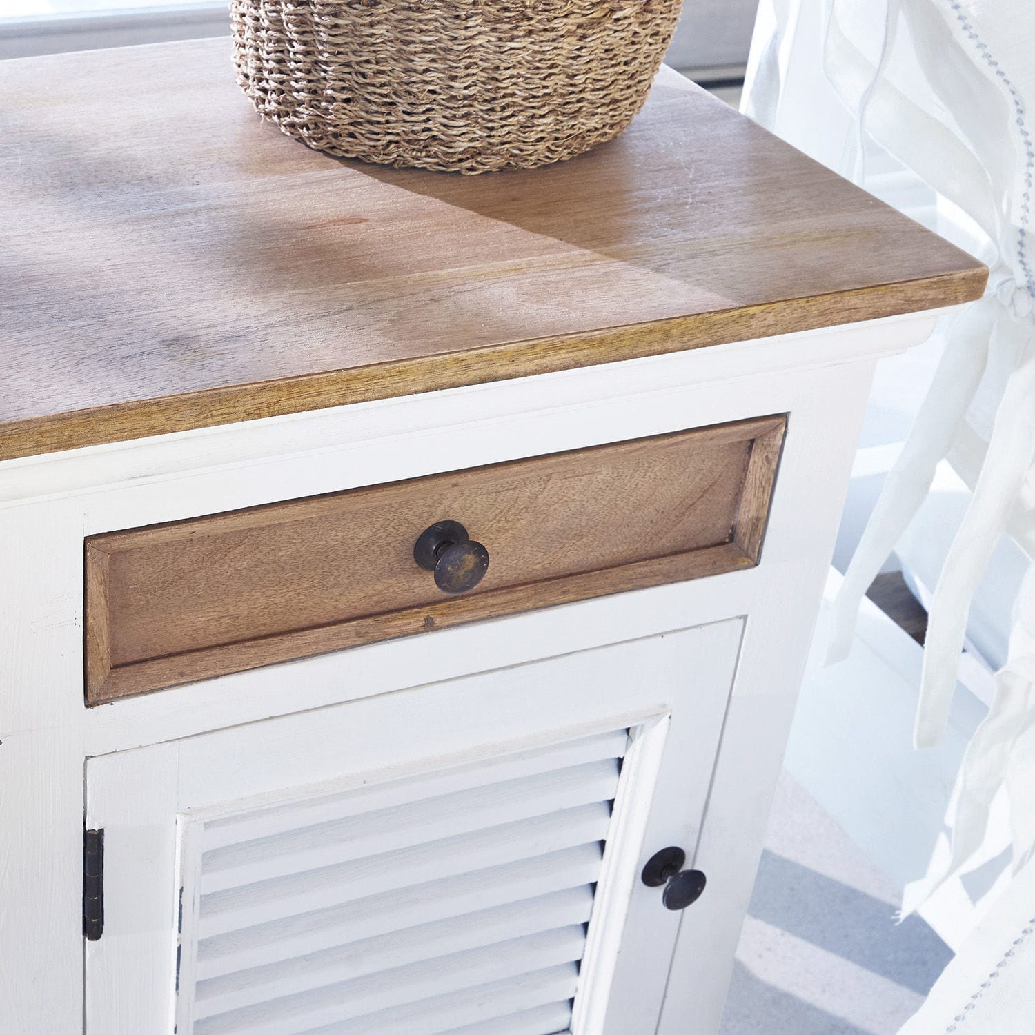 Weiße Holzkommode mit Schublade und Naturholzplatte für Stauraum im Wohnzimmer