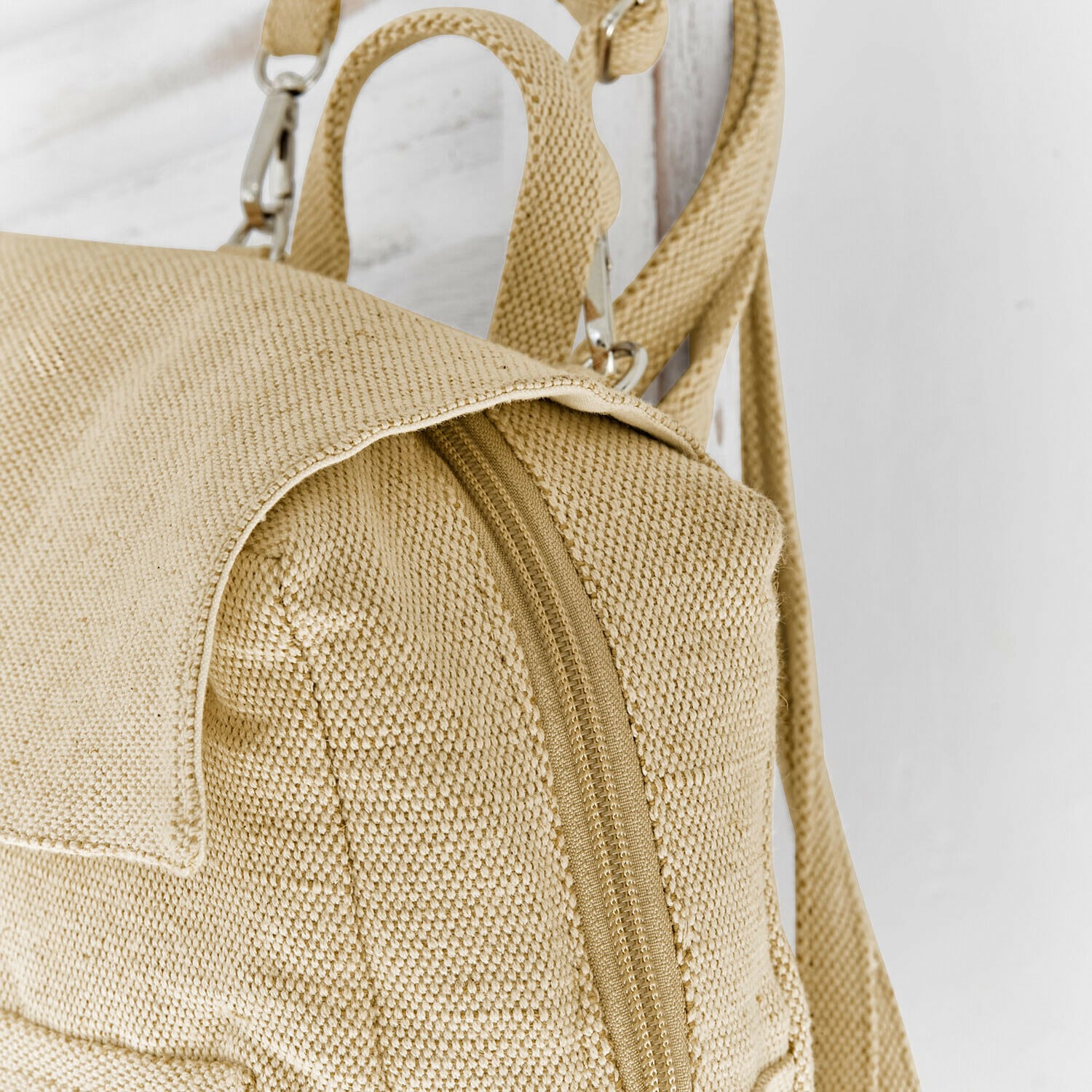 Beiger Rucksack aus strukturiertem Stoff mit Reißverschluss und verstellbaren Trägern für Alltag