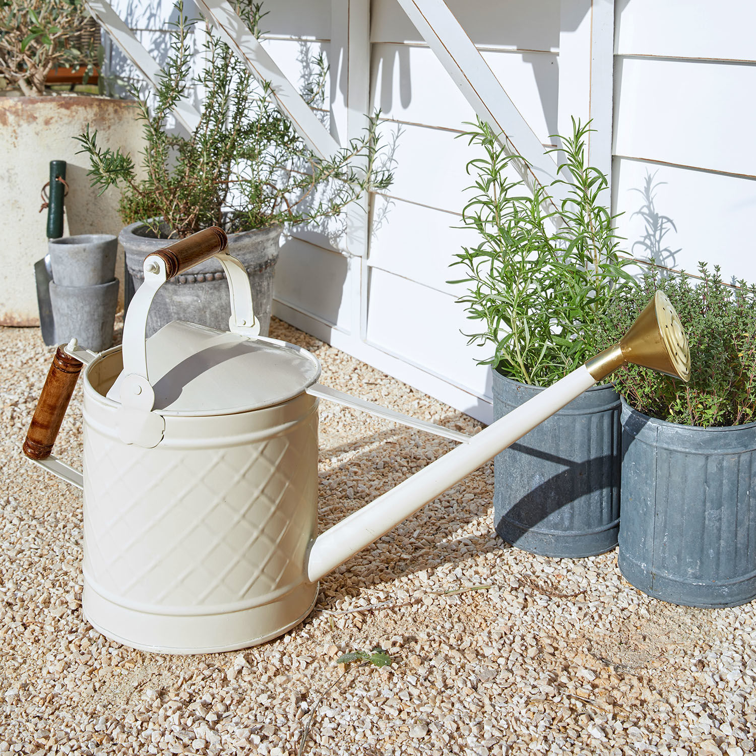 Gießkanne Royo Cremefarbene Metall-Gießkanne mit Holzgriffen und Messingbrause zum Bewässern von Gartenpflanzen