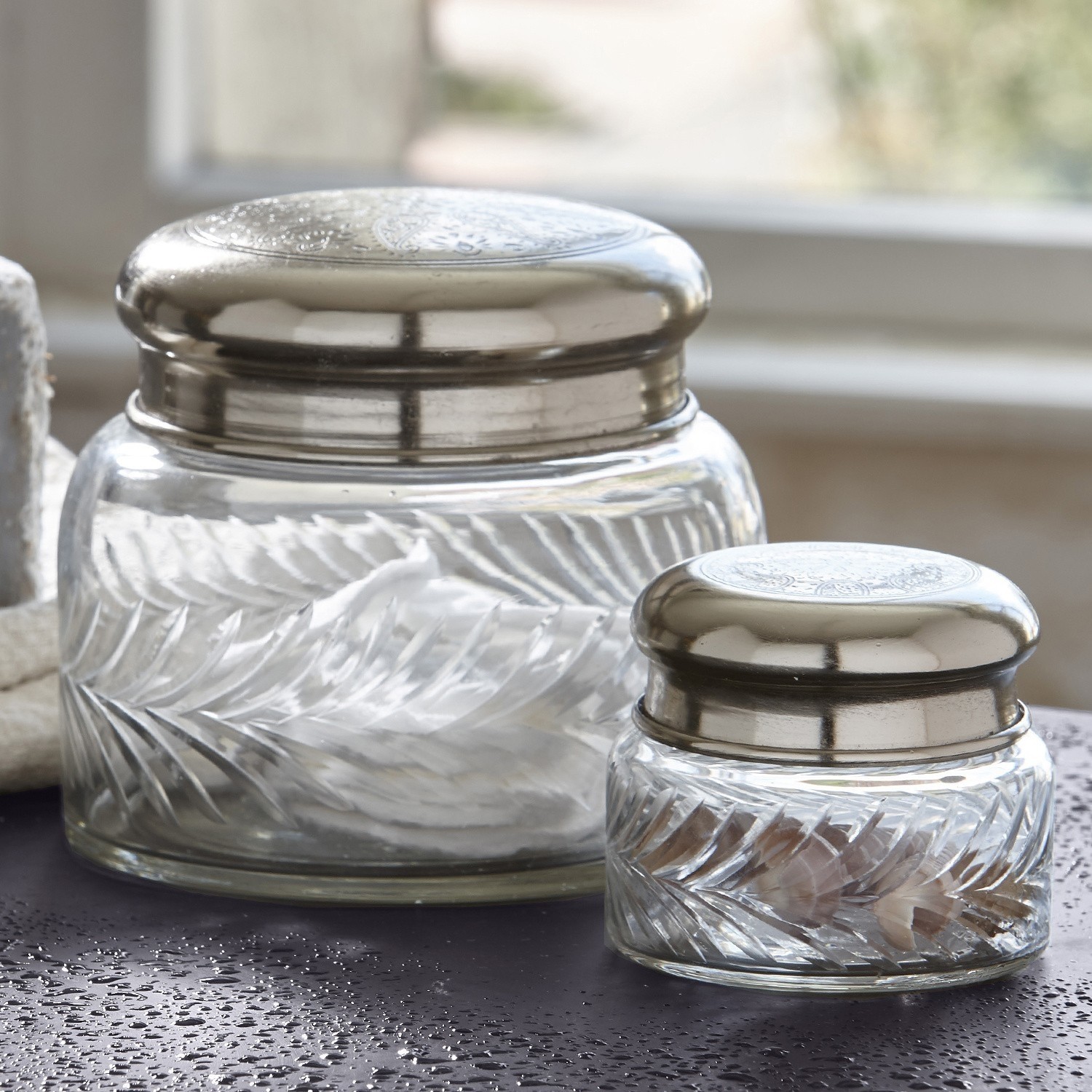 Glasbehälter mit graviertem Muster und silbernen Metalldeckeln für Kosmetik und Accessoires