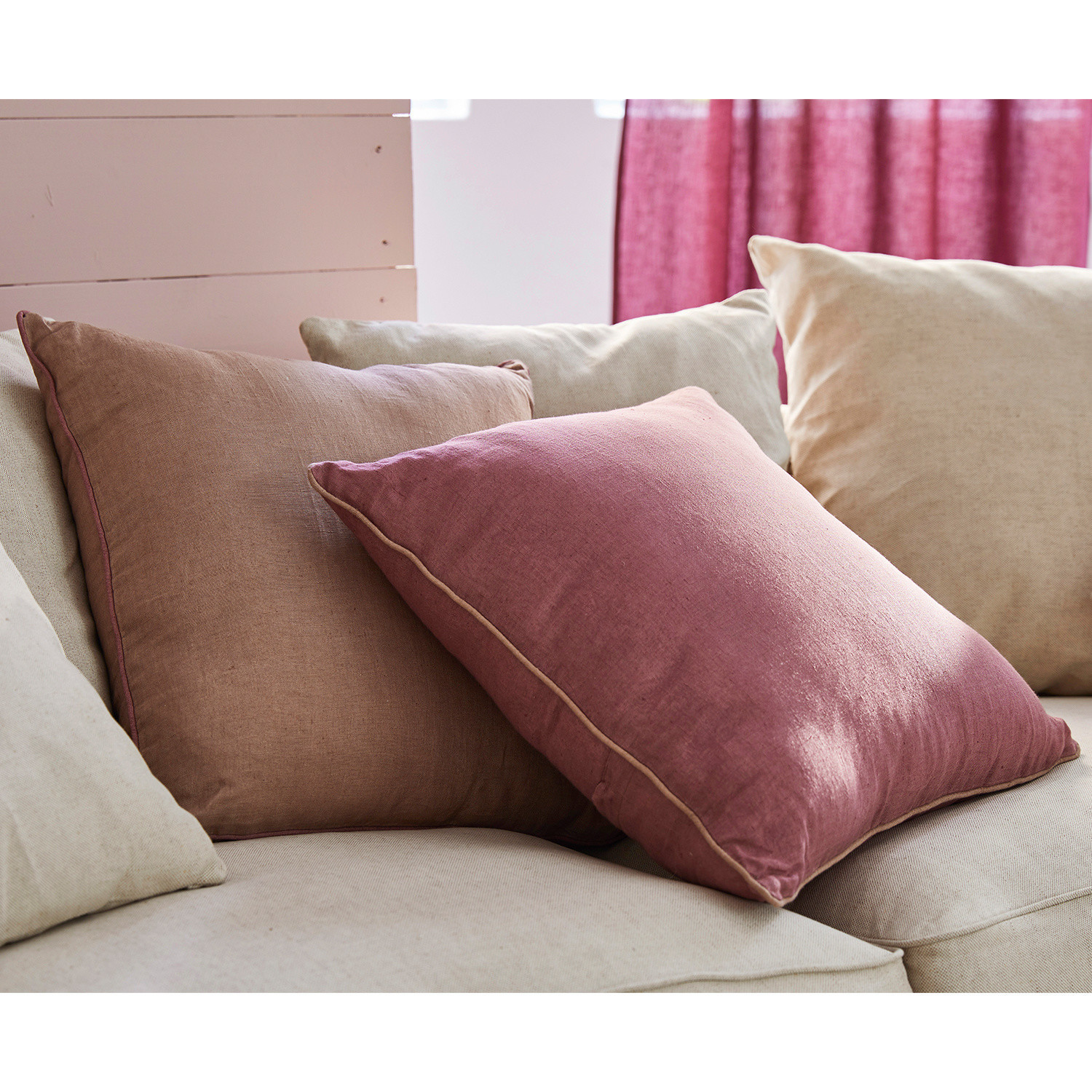 Leinen-Dekokissen in Rosa und Braun auf beigem Sofa für gemütliches Wohnzimmer