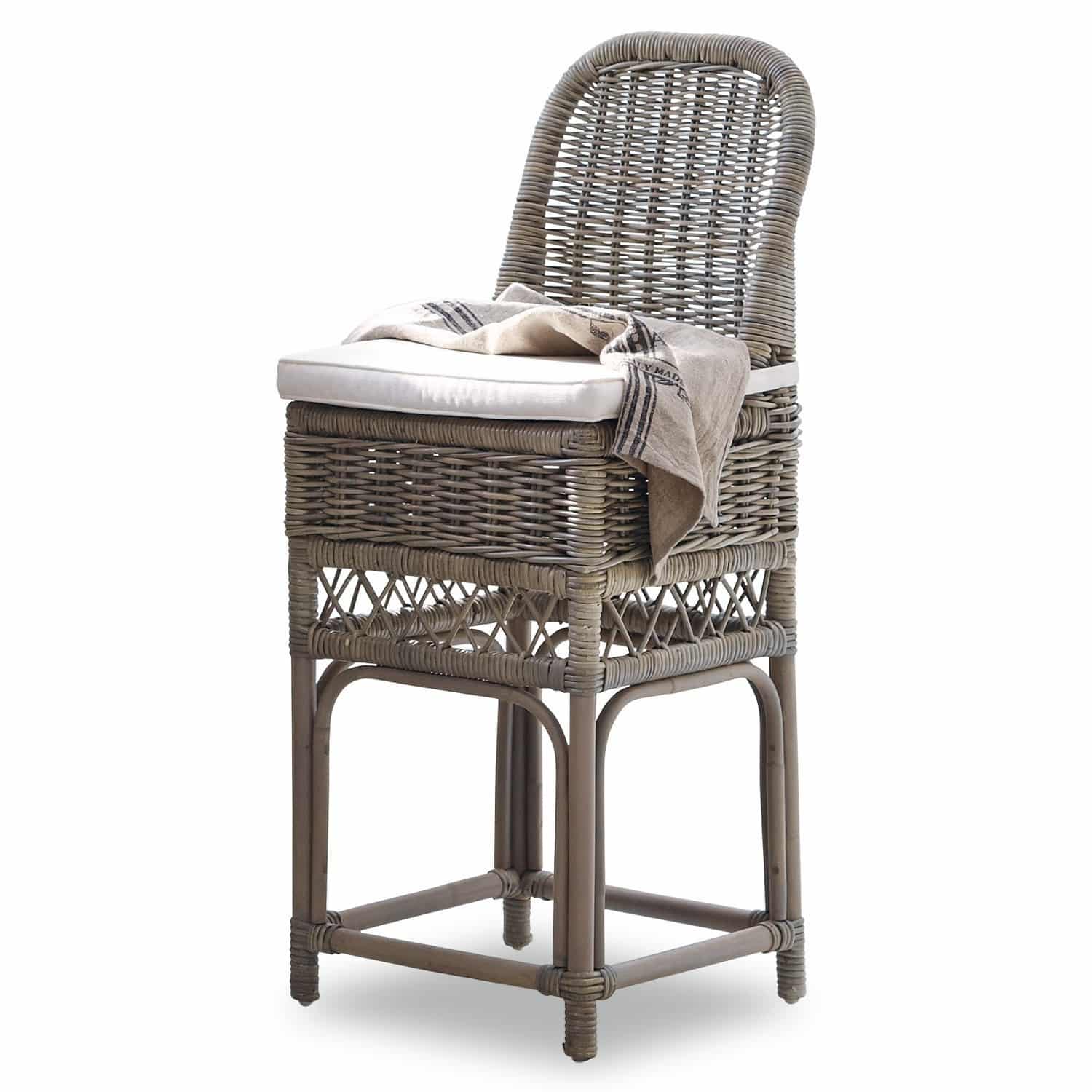 Barstuhl aus grauem Rattan mit weißem Sitzkissen und Leinen-Decke, Möbel für Innen- und Außenbereich