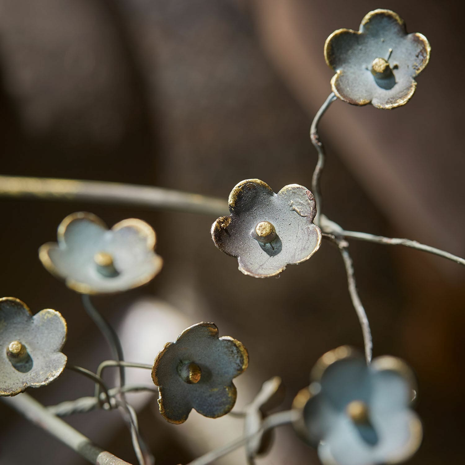 Dekorative Metallblumen in Grau mit goldenen Akzenten für Wohn- und Gartendekor