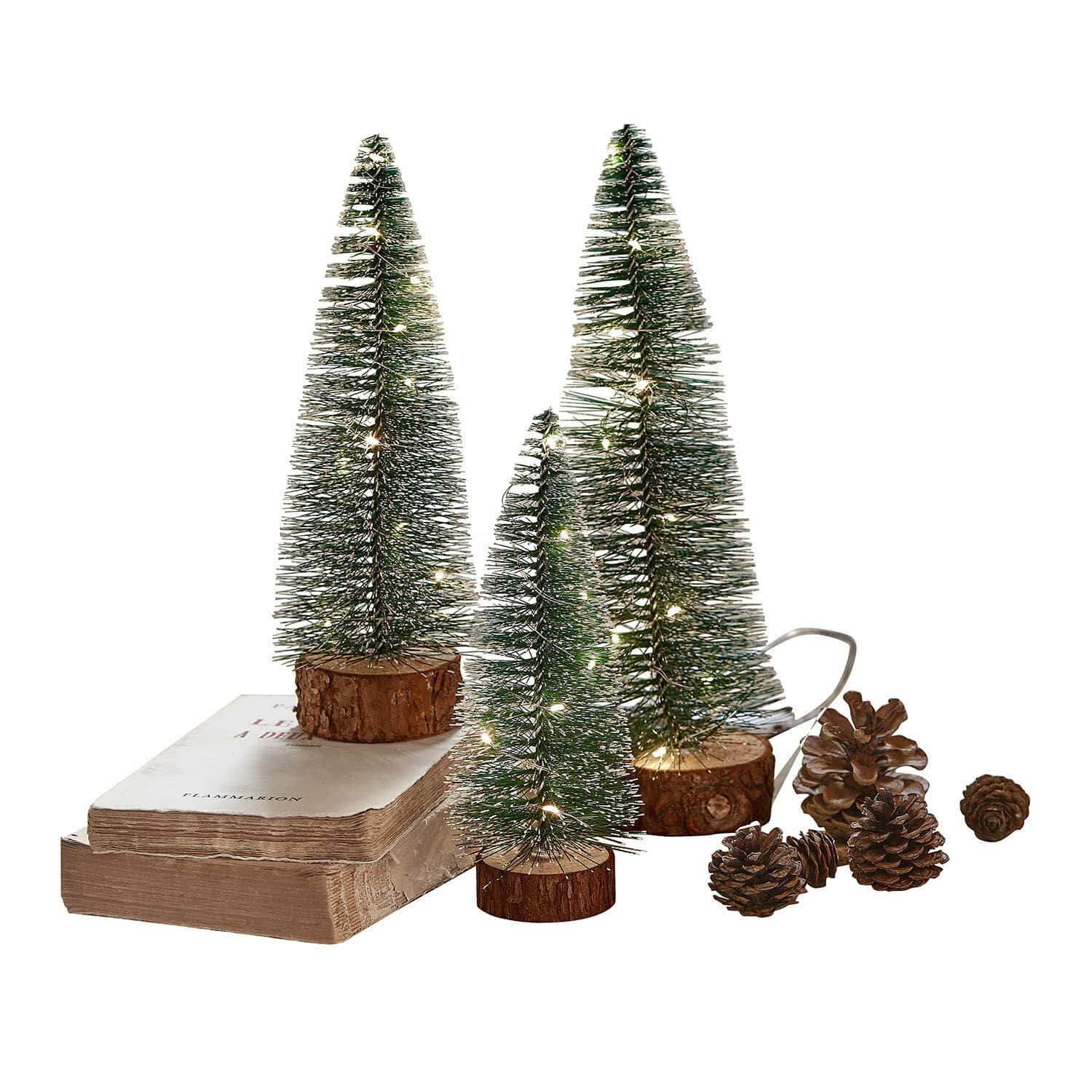 LED-Baum 3er Set Thalindra Dekorative grüne LED-Tannenbäume auf Holzsockeln mit Kiefernzapfen und alten Büchern als Deko