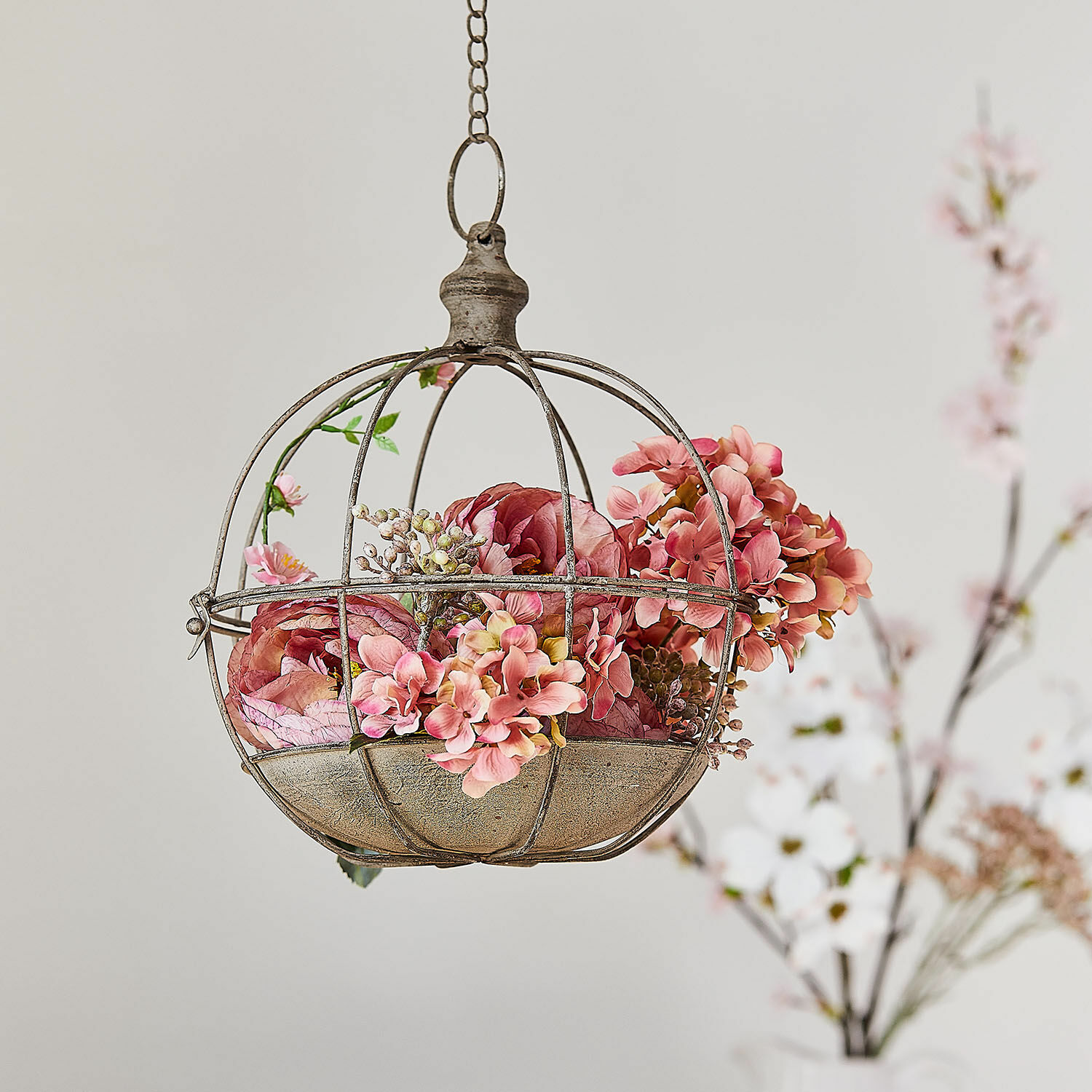 Voliere Valère Hängende Metall-Dekoration in Käfigform mit rosa Blumen, Wohn- und Gartendekor