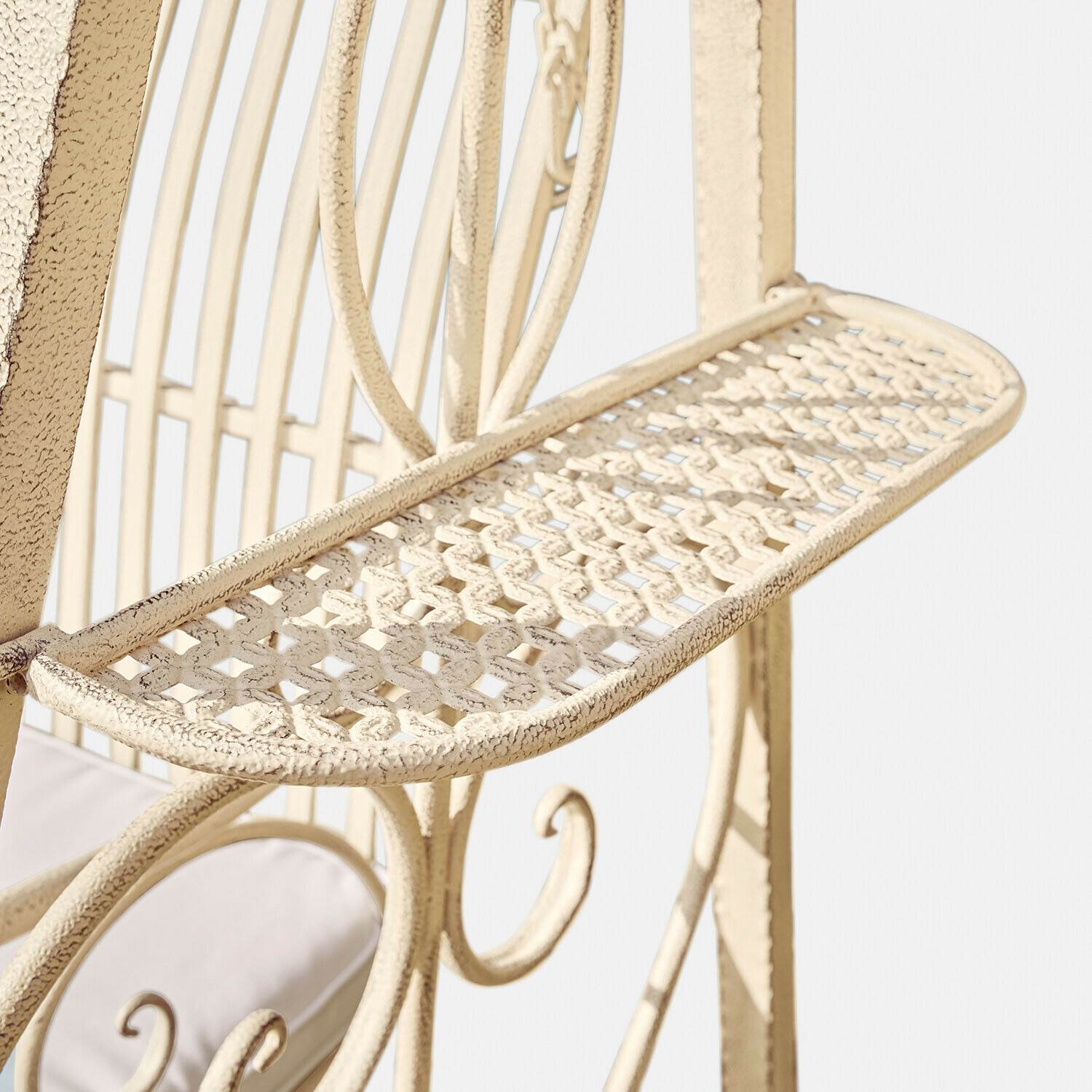 Metallregal in Creme mit filigranem Muster und antiker Patina für Gartenmöbel