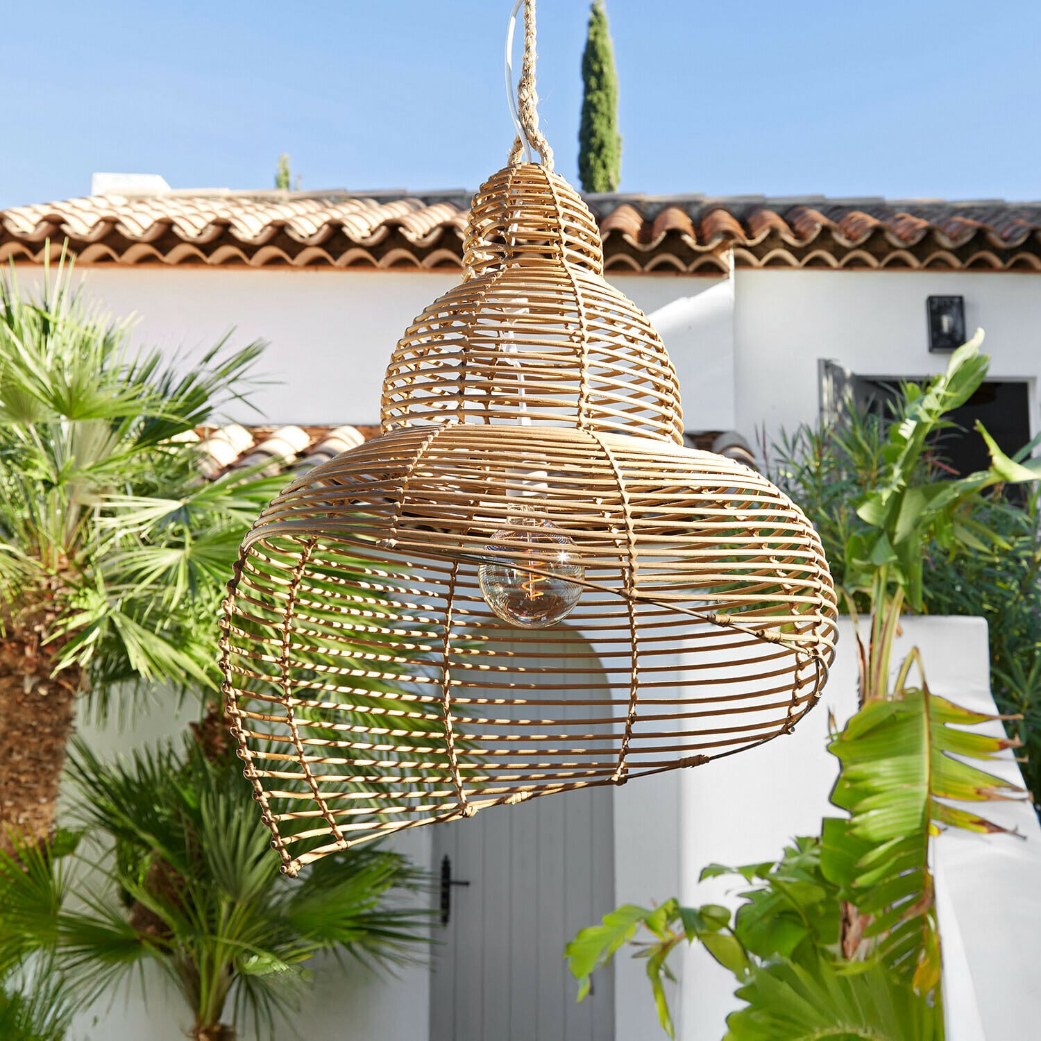 Hängelampe aus natürlichem Rattan in Boho-Stil, ideal für Garten oder Terrasse