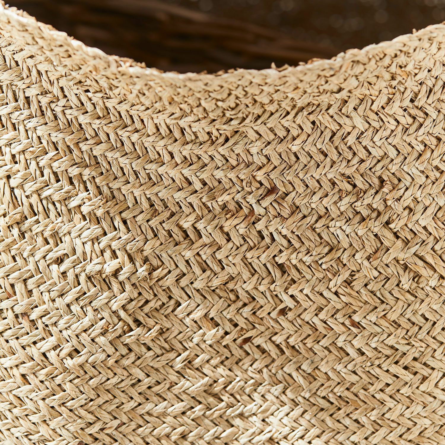 Geflochtenes Naturmaterial aus Seegras in hellem Braun für Wohnaccessoires