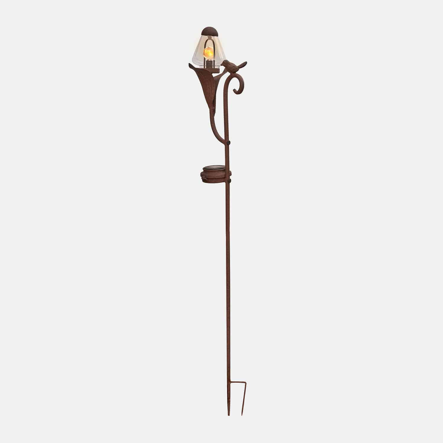 Solar-Laterne Brisanne Dekorative Gartenlampe aus rostigem Metall mit Vogelmotiv und Glasschirm