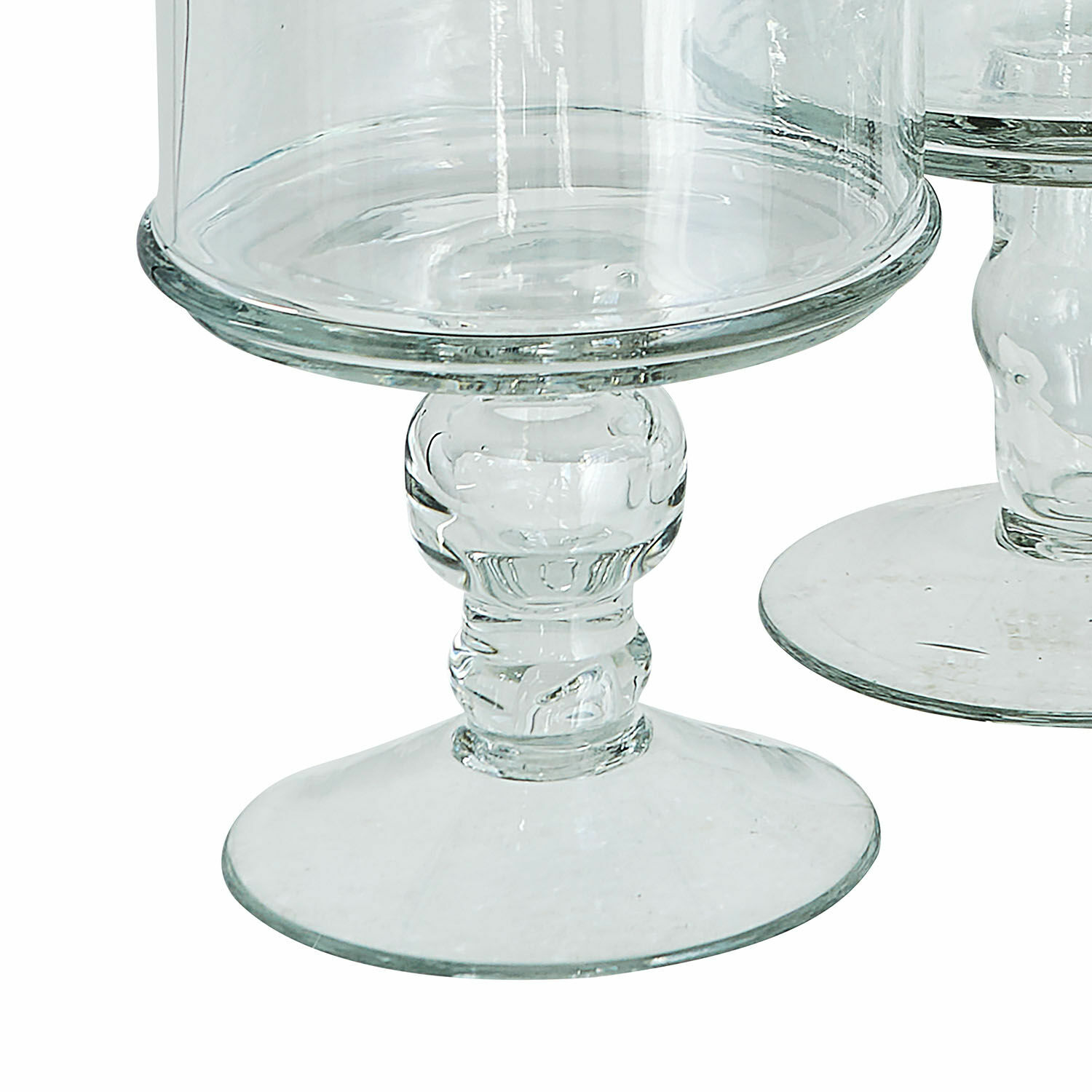 Transparenter Glaspokal auf Fuß zum Dekorieren und Servieren von Kuchen und Desserts
