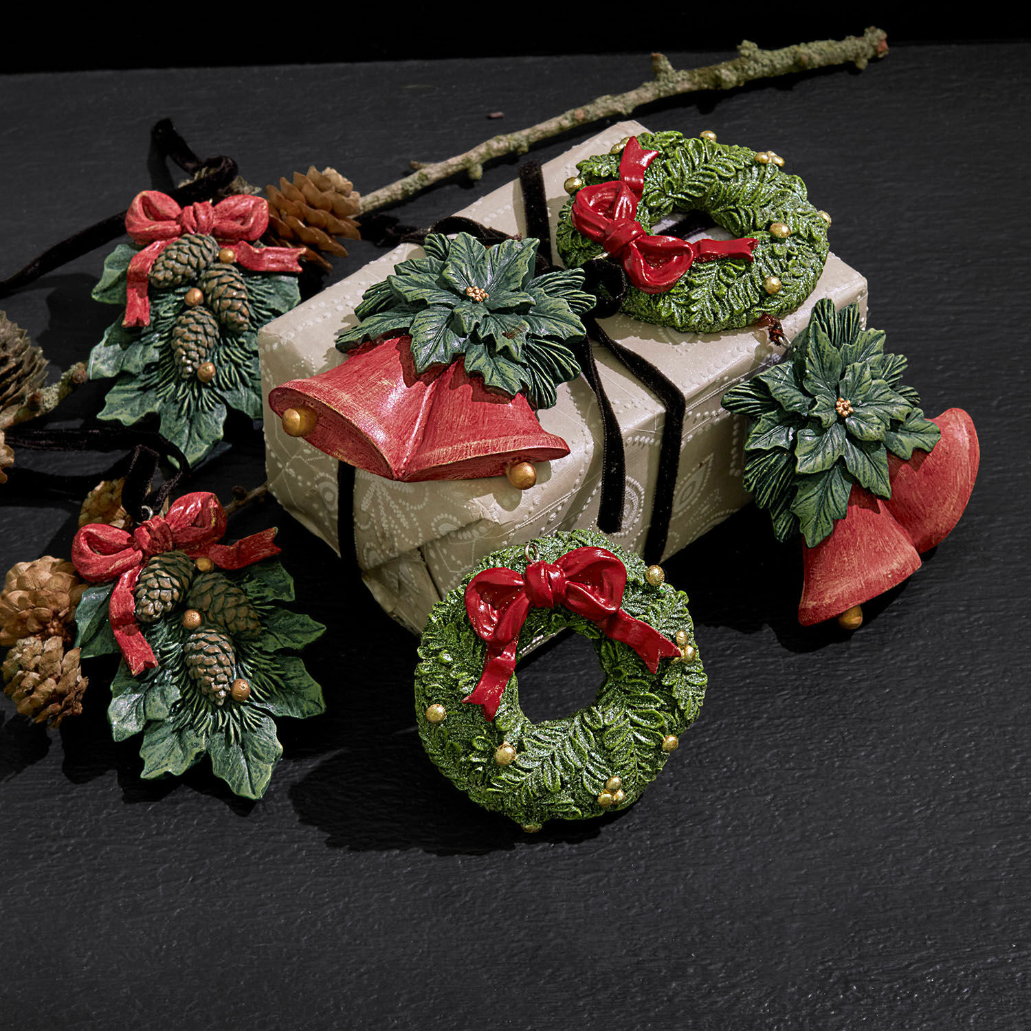 Anhänger 6er Set Sarivena Weihnachtliche Dekoration aus grüner Harz mit roten Schleifen und Glocken auf Geschenk