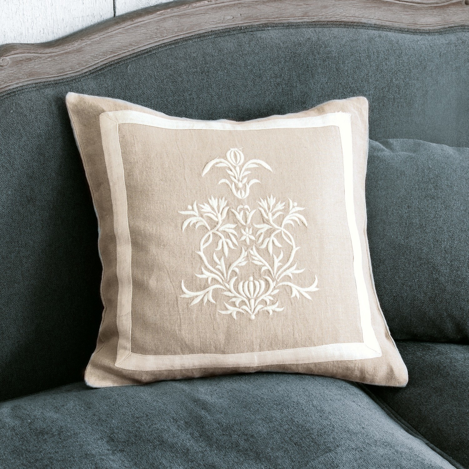 Kissenhülle Many Beiges Leinenkissen mit weißer Stickerei auf grauem Sofa, dekoratives Wohnaccessoire