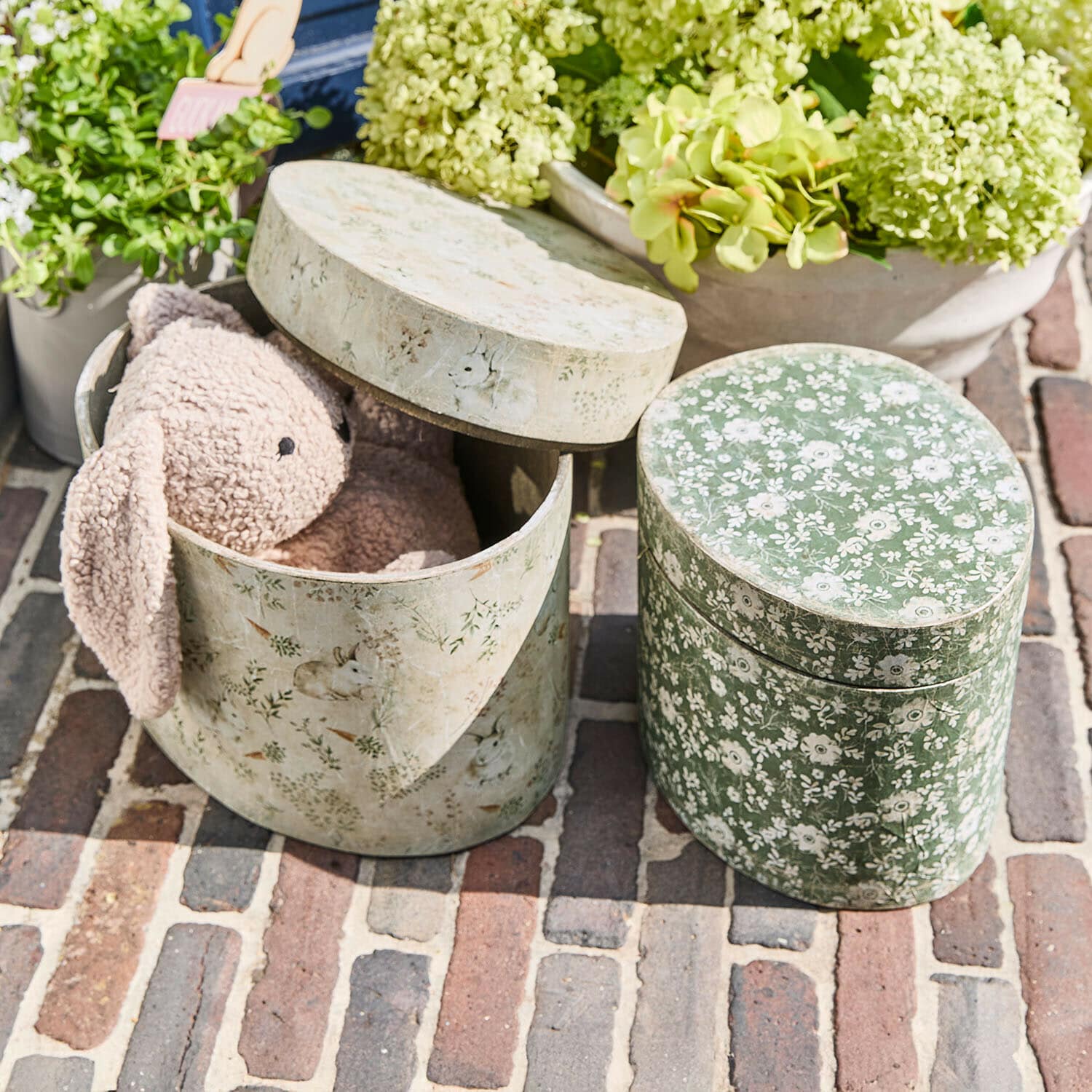 Box 2er Set Puddlebrook Ovale Dekorationsboxen mit Blumen- und Hasenmotiven, eine mit rosa Plüschhase innen