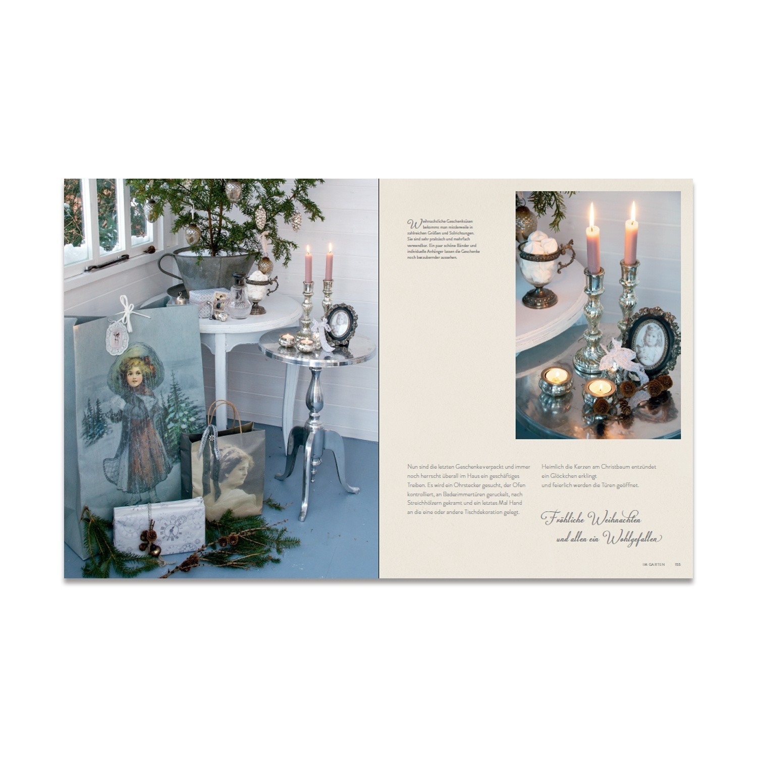 Weihnachtsdekoration mit Metalltisch, brennenden Kerzen und Vintage-Geschenktüten in hellem Raum