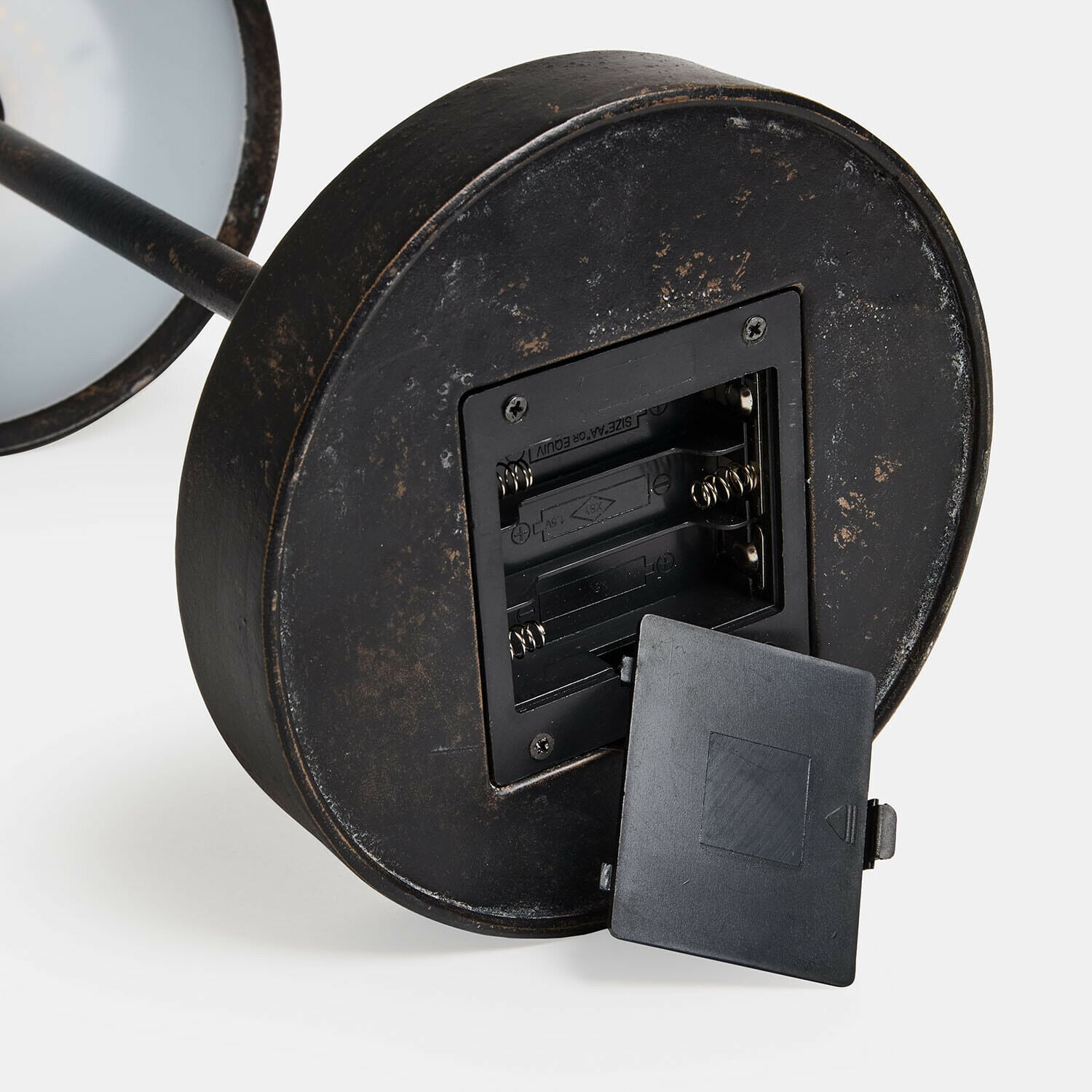 Schwarze Metalllampe mit offenem Batteriefach für dekorative Beleuchtung