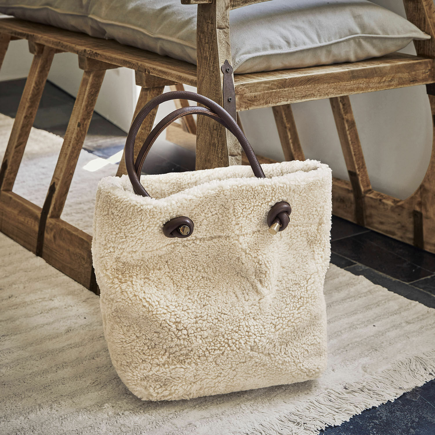 Tasche Tarvin Beige Tasche aus weichem Teddy-Material mit braunen Griffen, modisches Accessoire für den Alltag