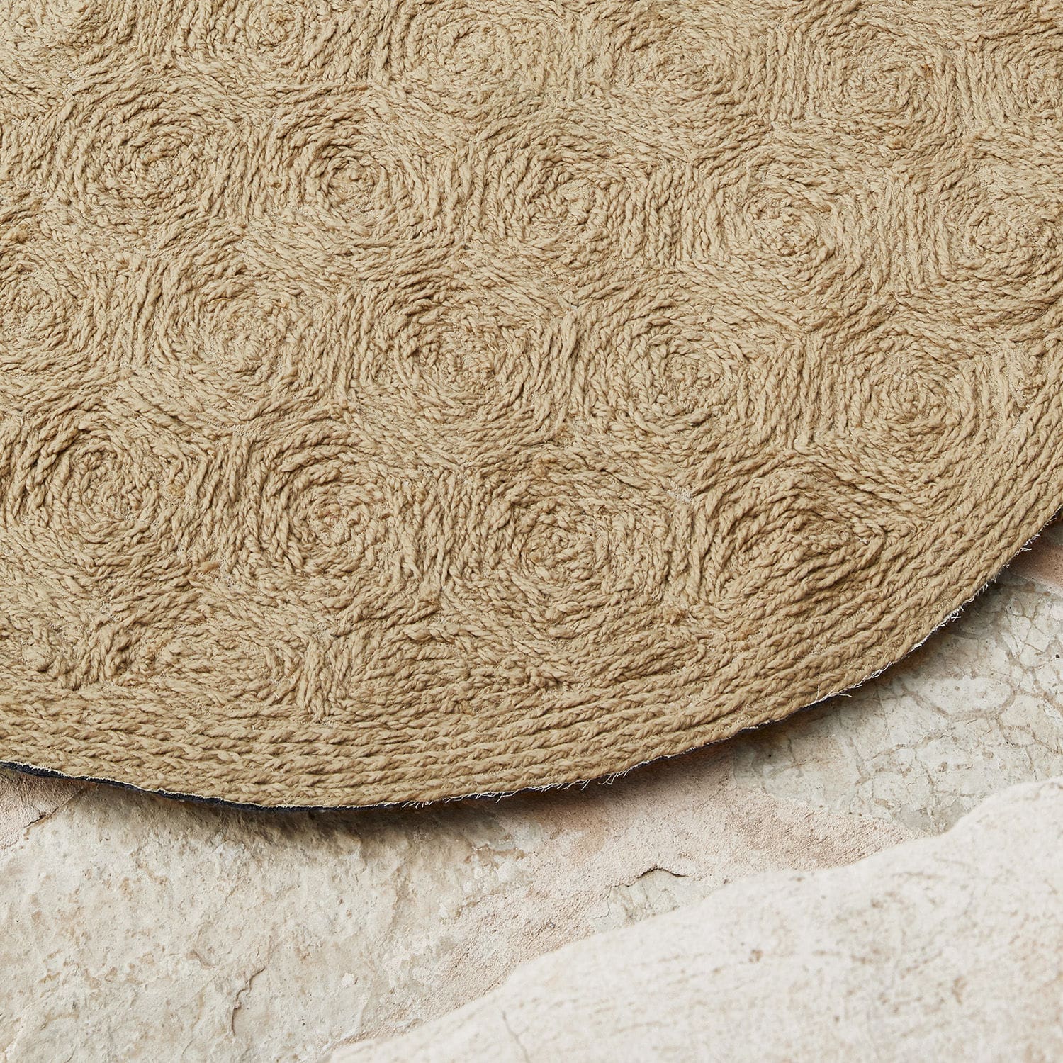 Beiger runder Jute-Teppich mit geometrischem Muster aus Naturfaser, nachhaltige Bodendekoration