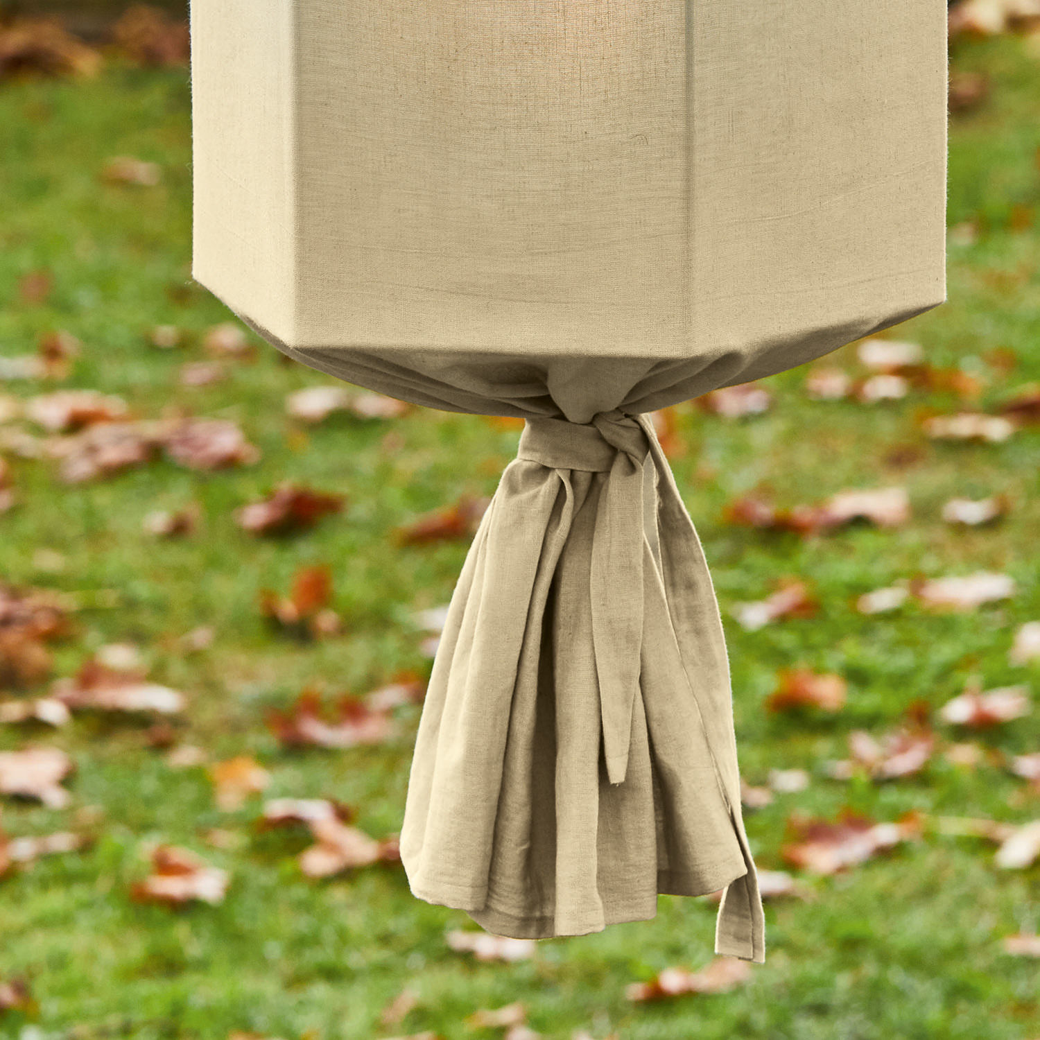 Beige Leinen-Gartenmöbelhülle mit Bindeband, wetterfester Schutz für Outdoor-Möbel