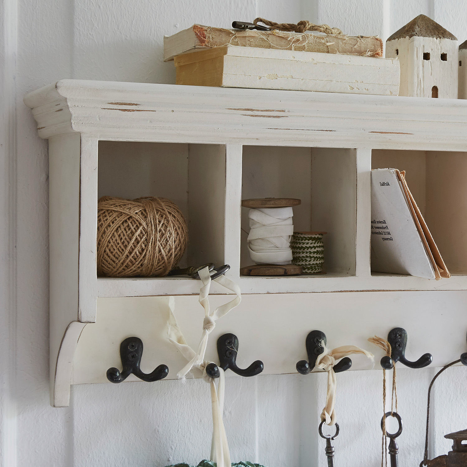 Weißer Holz-Wandhaken mit Fächern und schwarzen Metallhaken für Schlüssel und Dekorationen