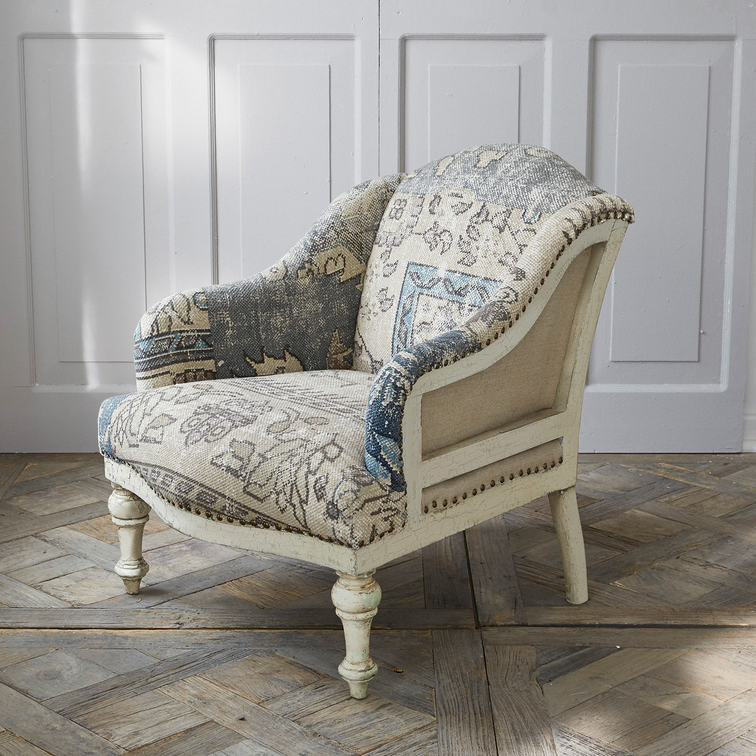 Vintage Sessel mit gemusterter beige-blauer Polsterung und weiß lackiertem Holzrahmen