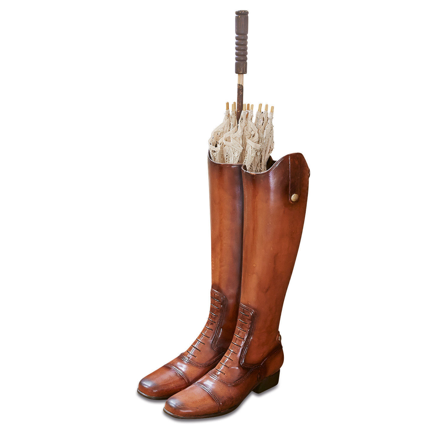 Dekorative braune Holzstiefel mit Spitzenregenschirm, Vintage-Deko für Innenräume