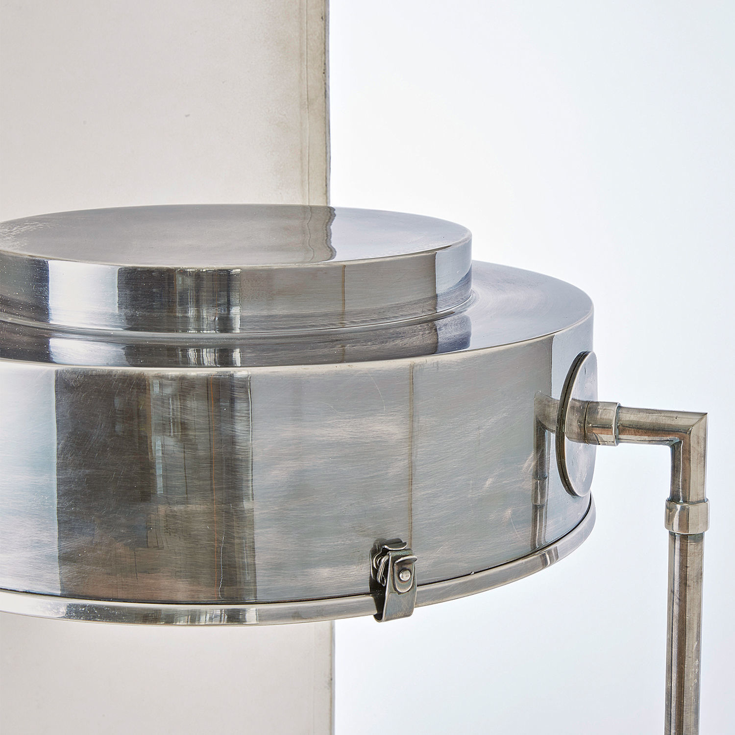 Metallisches silbernes Dekorelement mit rundem Deckel und Verschluss, modernes Design