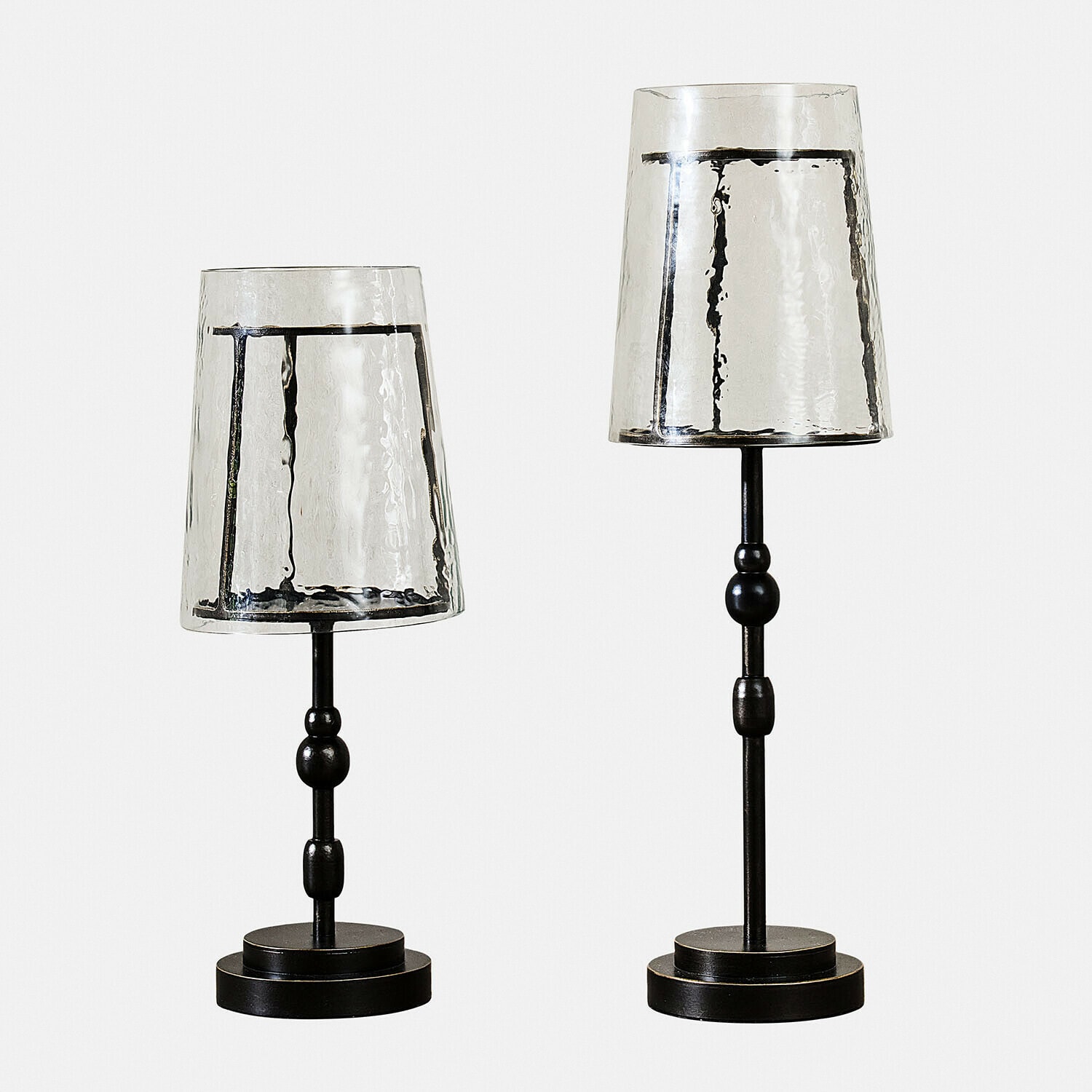 Zwei schwarze Metall-Tischlampen mit transparenten, strukturierten Glasschirmen, dekorative Innenbeleuchtung