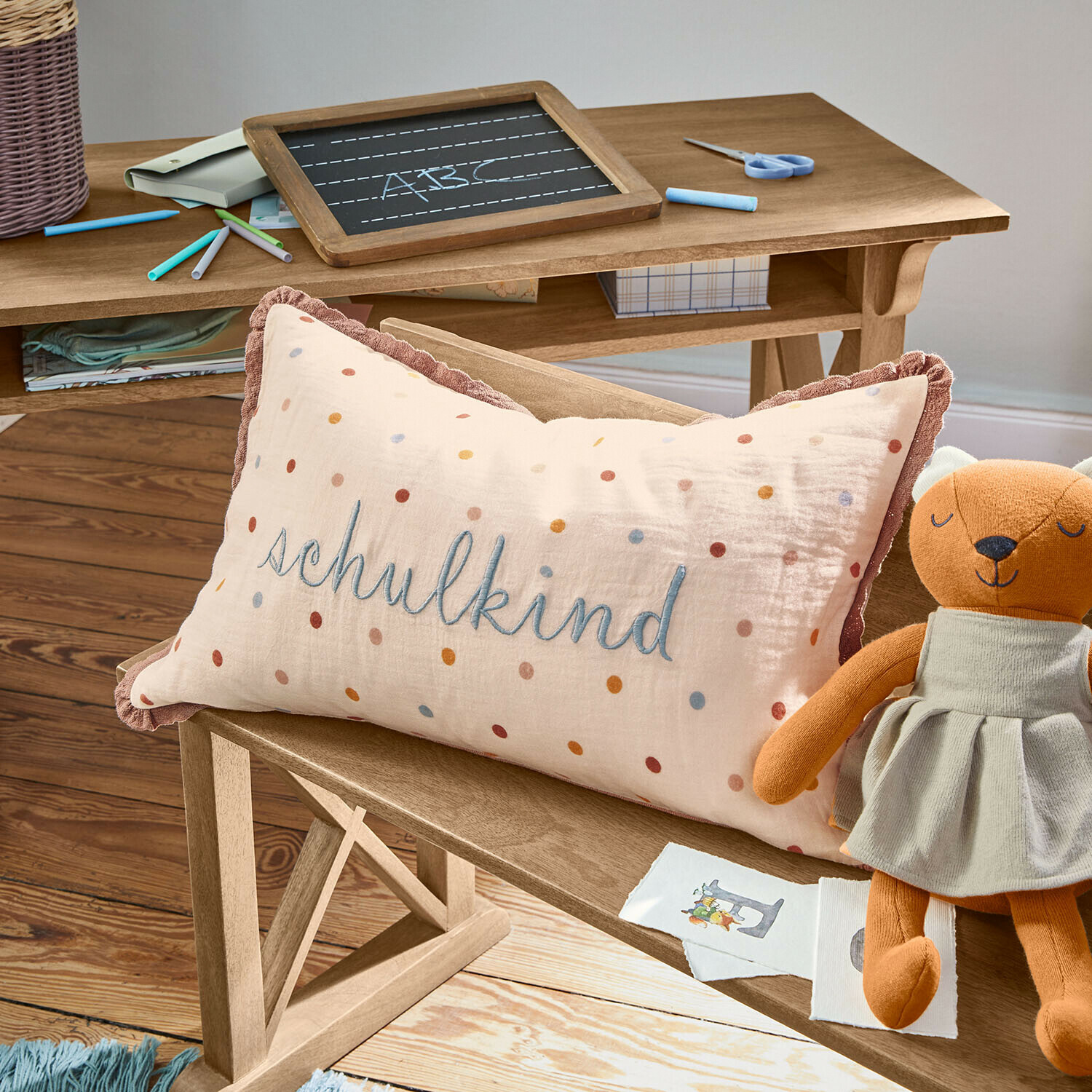 Rechteckiges Baumwollkissen in Creme mit Schriftzug schulkind und bunten Punkten für Kinder