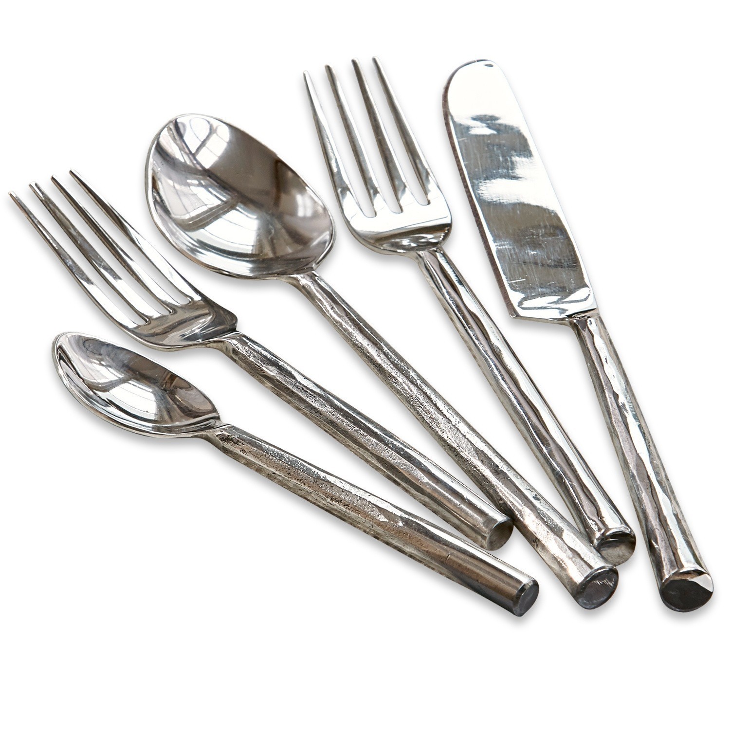 Set aus mattiertem Edelstahlbesteck mit gehämmerter Oberfläche in Silber für den Esstisch