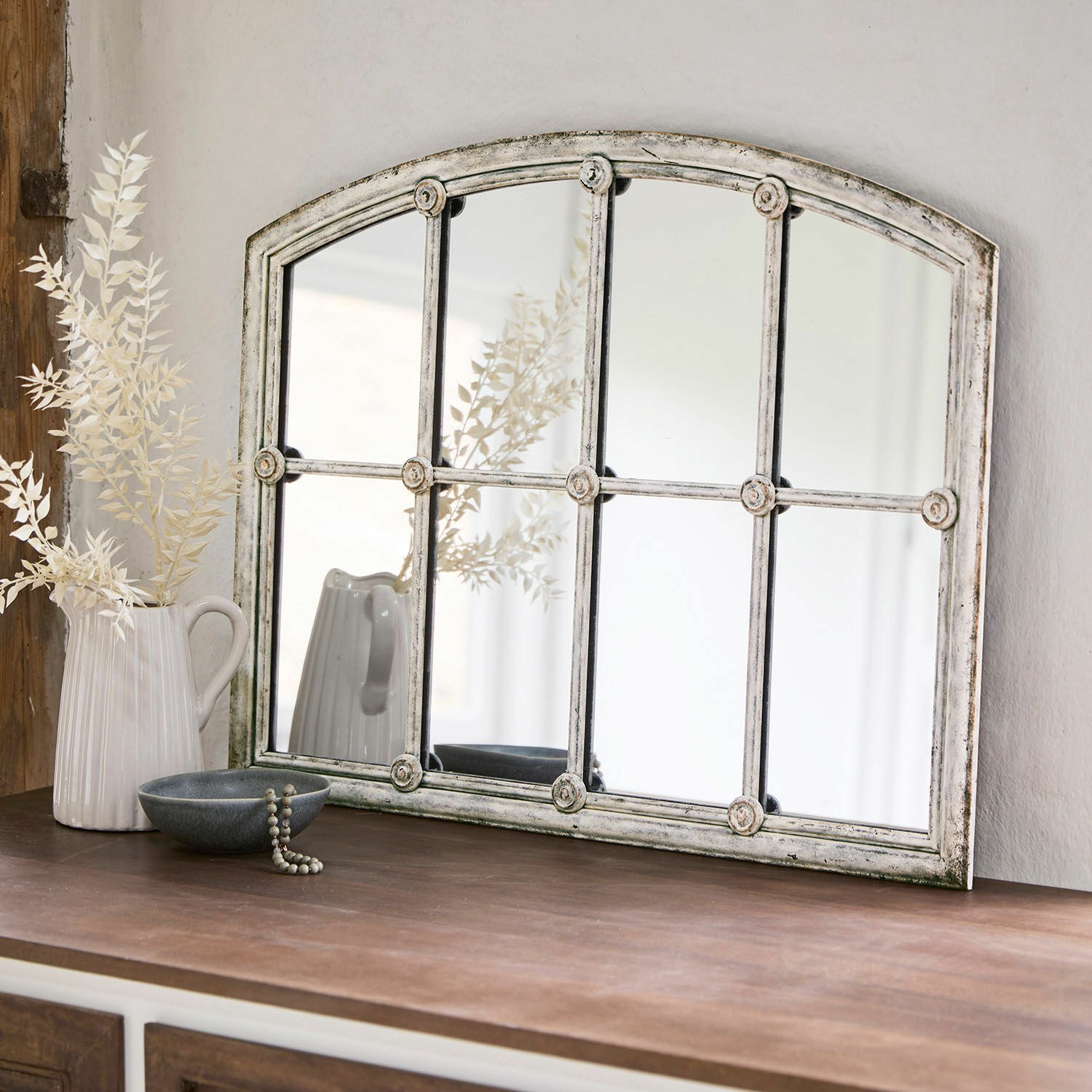 Spiegel Tobiah Rustikaler Spiegel mit Metallrahmen in weißem Used-Look auf dunklem Holzsideboard