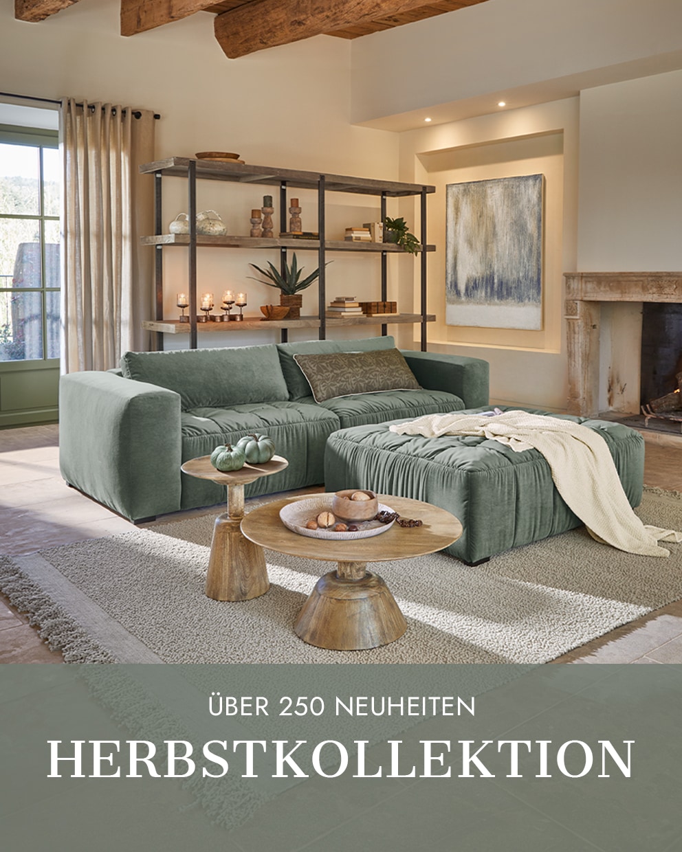 Gemütliches Wohnzimmer mit grünem Stoffsofa und Holztischen auf Teppich