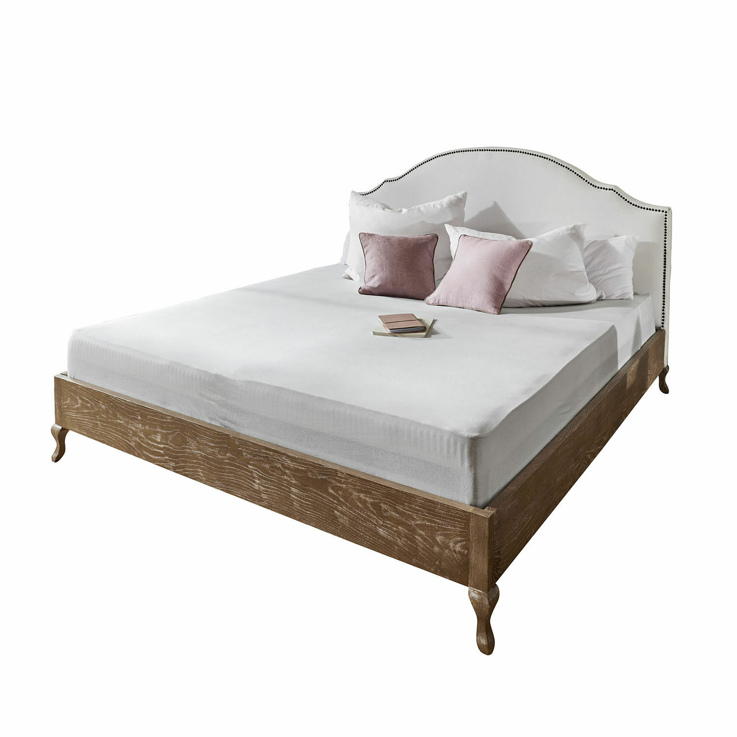 Bett mit Holzrahmen und weiß gepolstertem Kopfteil, dekorative Kissen in Rosa und Weiß