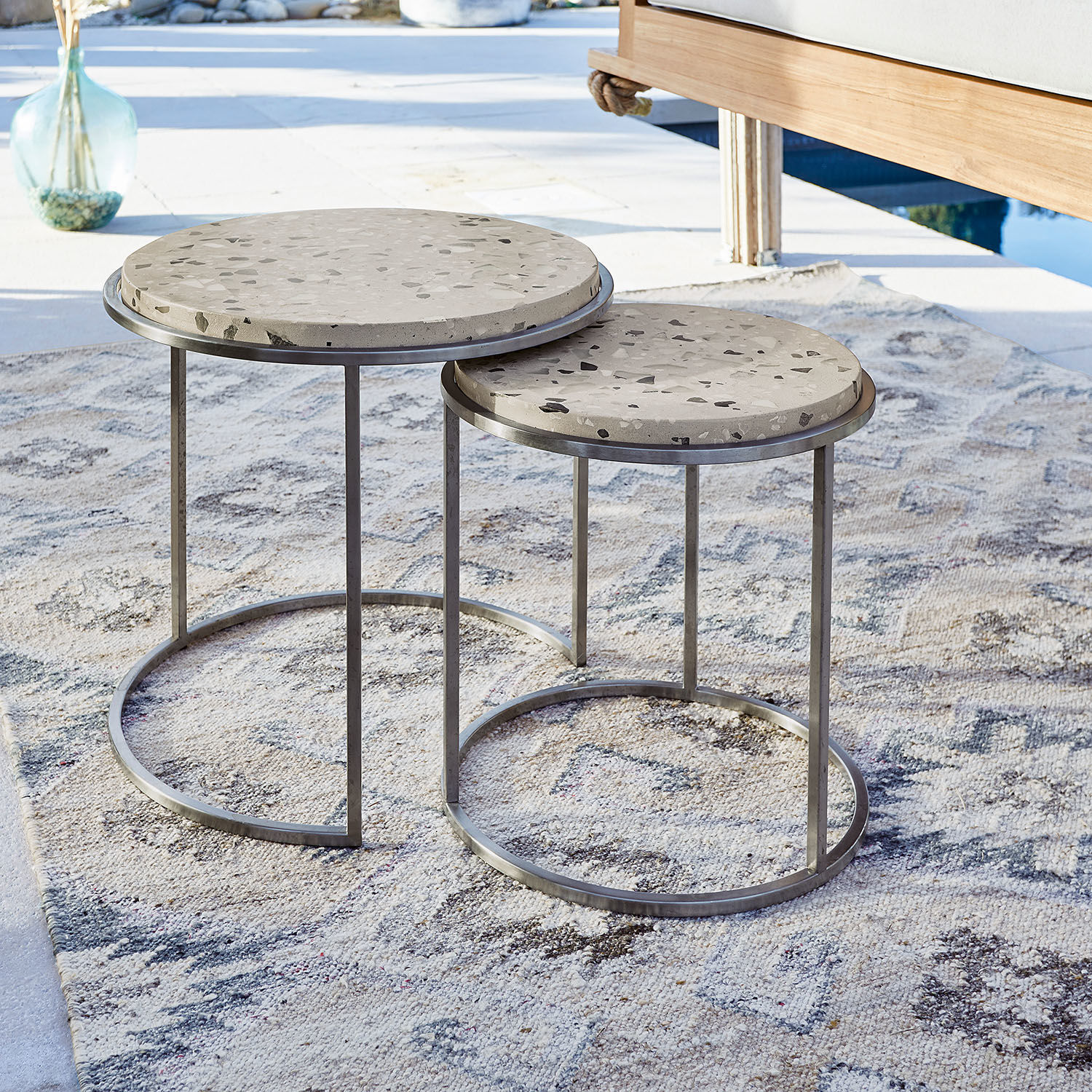Zweier-Set Beistelltische mit grauer Betonplatte und Metallgestell für Terrasse oder Balkon