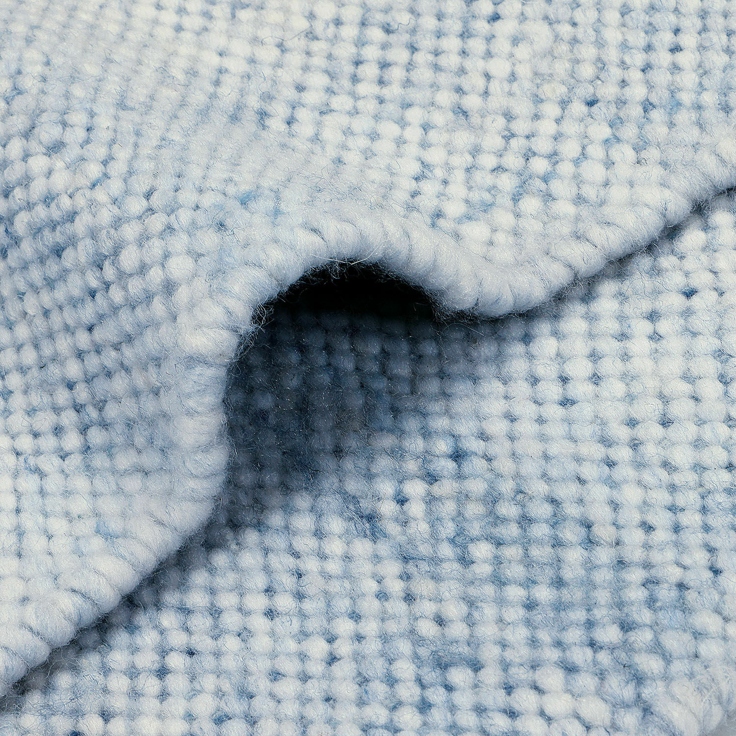 Weicher Wollteppich in Hellblau mit feinem Muster, ideal für das Wohnzimmer