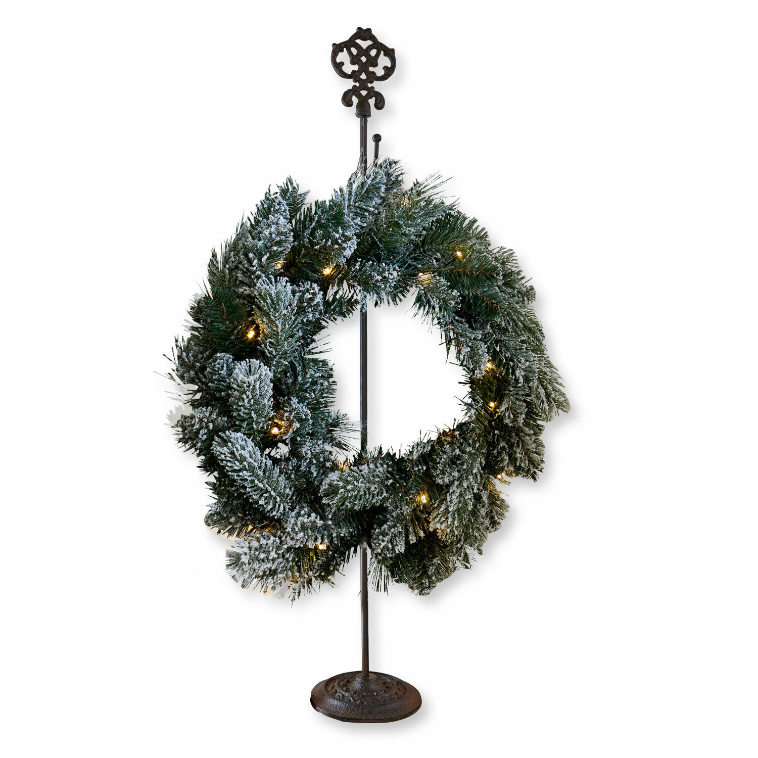 Kranzständer Koumura Weihnachtskranz mit grünen Nadeln, Schneeeffekt und LED-Lichtern auf dekorativem Metallständer