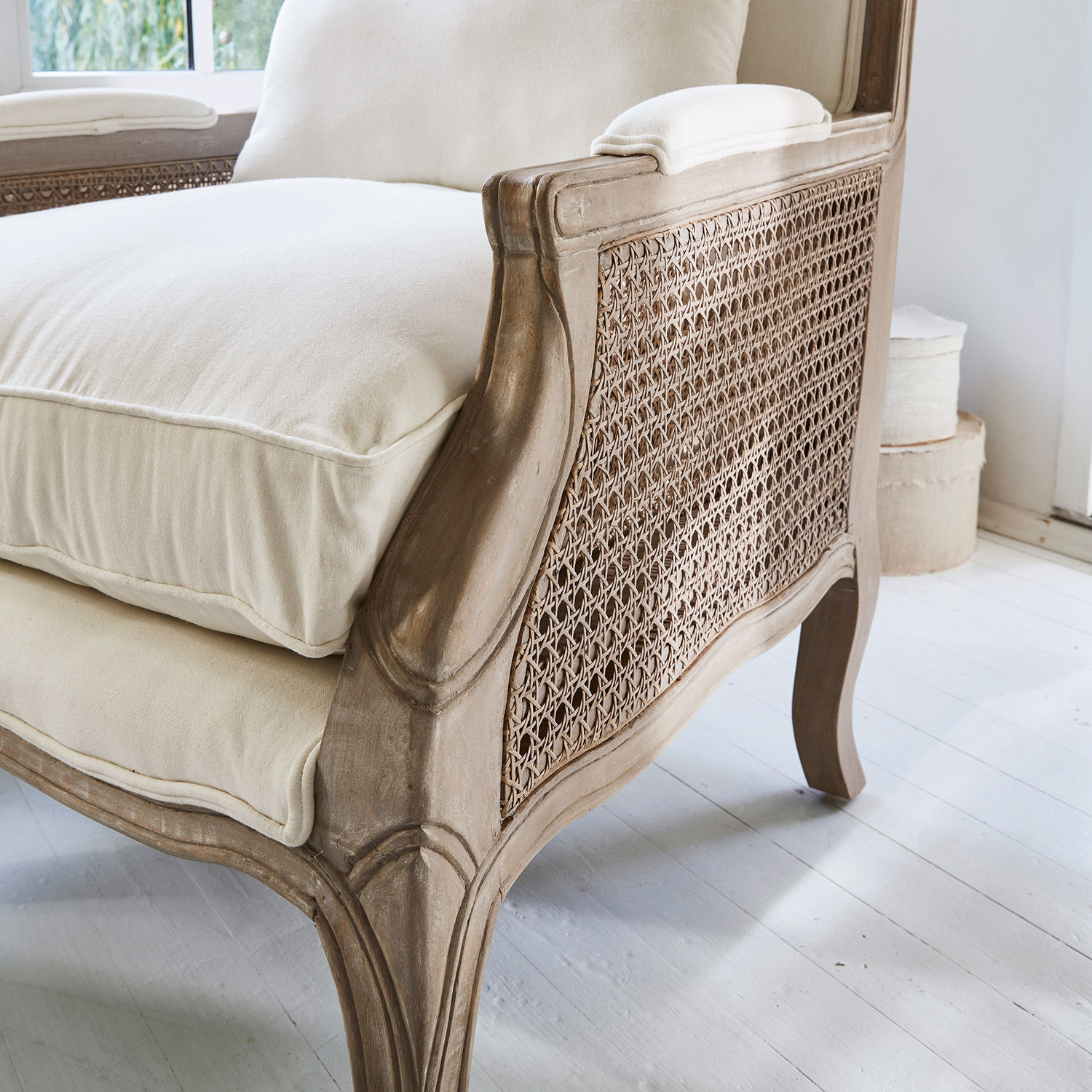 Sessel mit Holzrahmen und beigem Stoffbezug, natürlicher Stil für Wohnzimmer, Polstermöbel