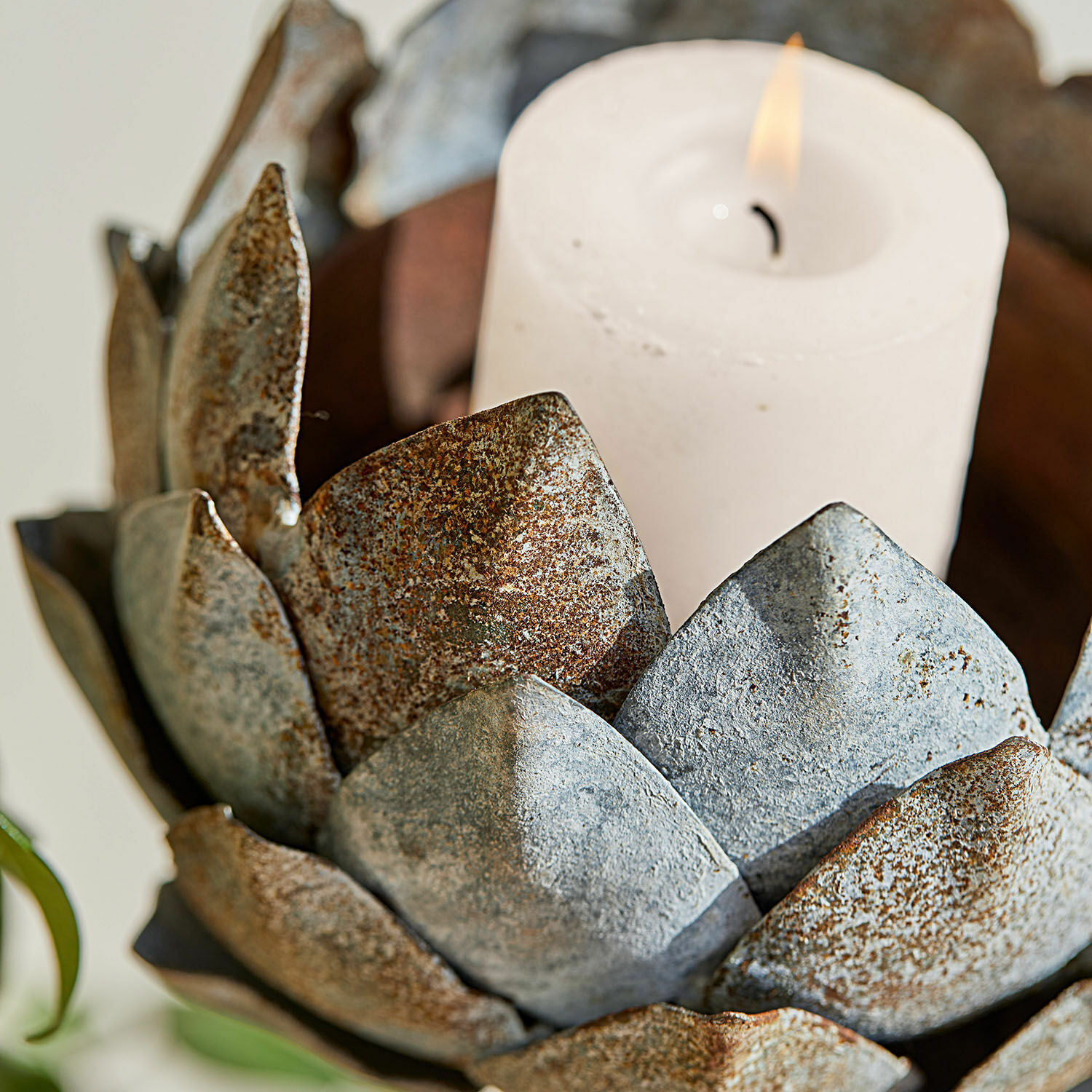 Metall-Kerzenhalter in Blumenform mit weißer Kerze, rustikale Wohnraumdekoration