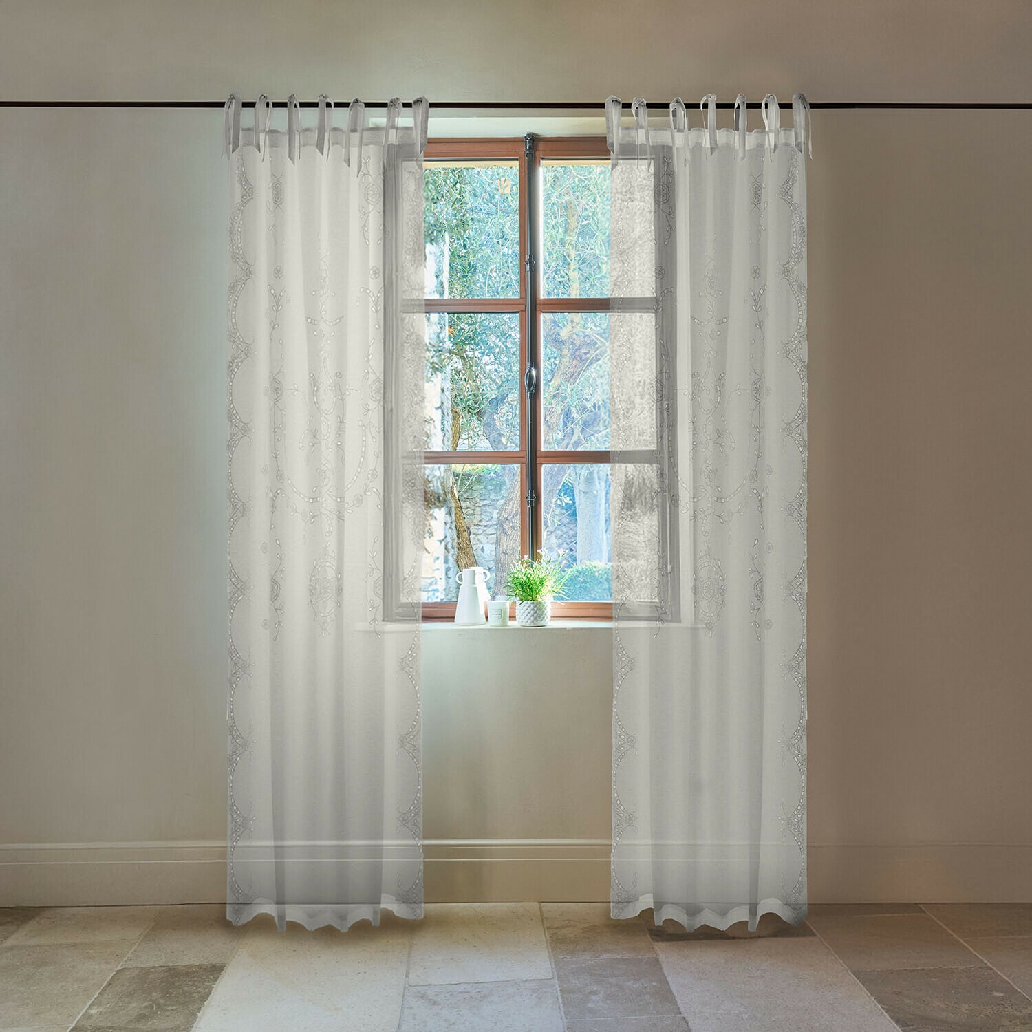 Gardine Zafferina Transparente weiße Vorhänge mit feiner Stickerei am Fenster, stilvolle Raumdekoration und Sonnenschutz
