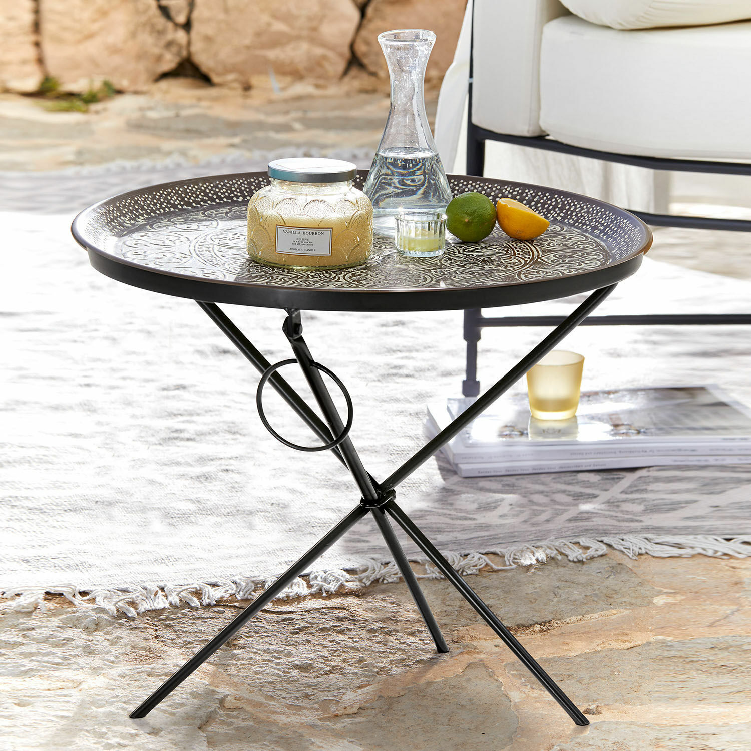 Metall-Beistelltisch mit schwarzer, verzierter Ablagefläche, ideal für Wohnzimmer und Garten