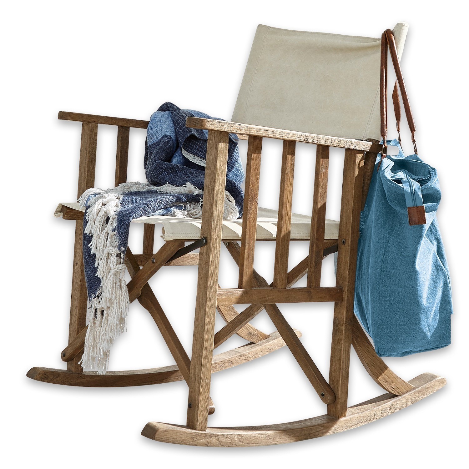Holzschaukelstuhl mit beigem Stoffbezug, blauem Plaid und blauer Tasche am Armlehnenhaken