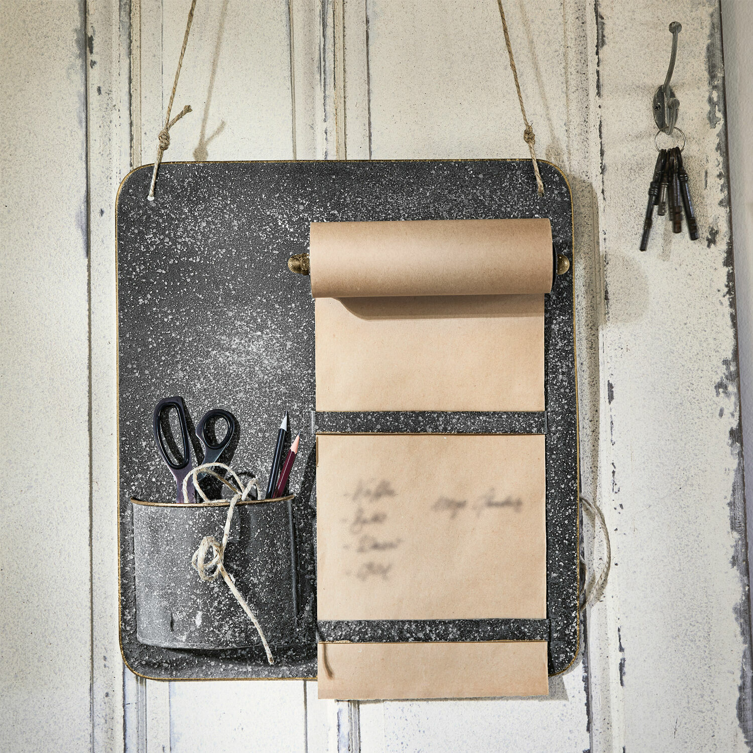 Metalltafel mit schwarzer, antiker Optik, Papierblock und Stiftehalter für Notizen und Organisation