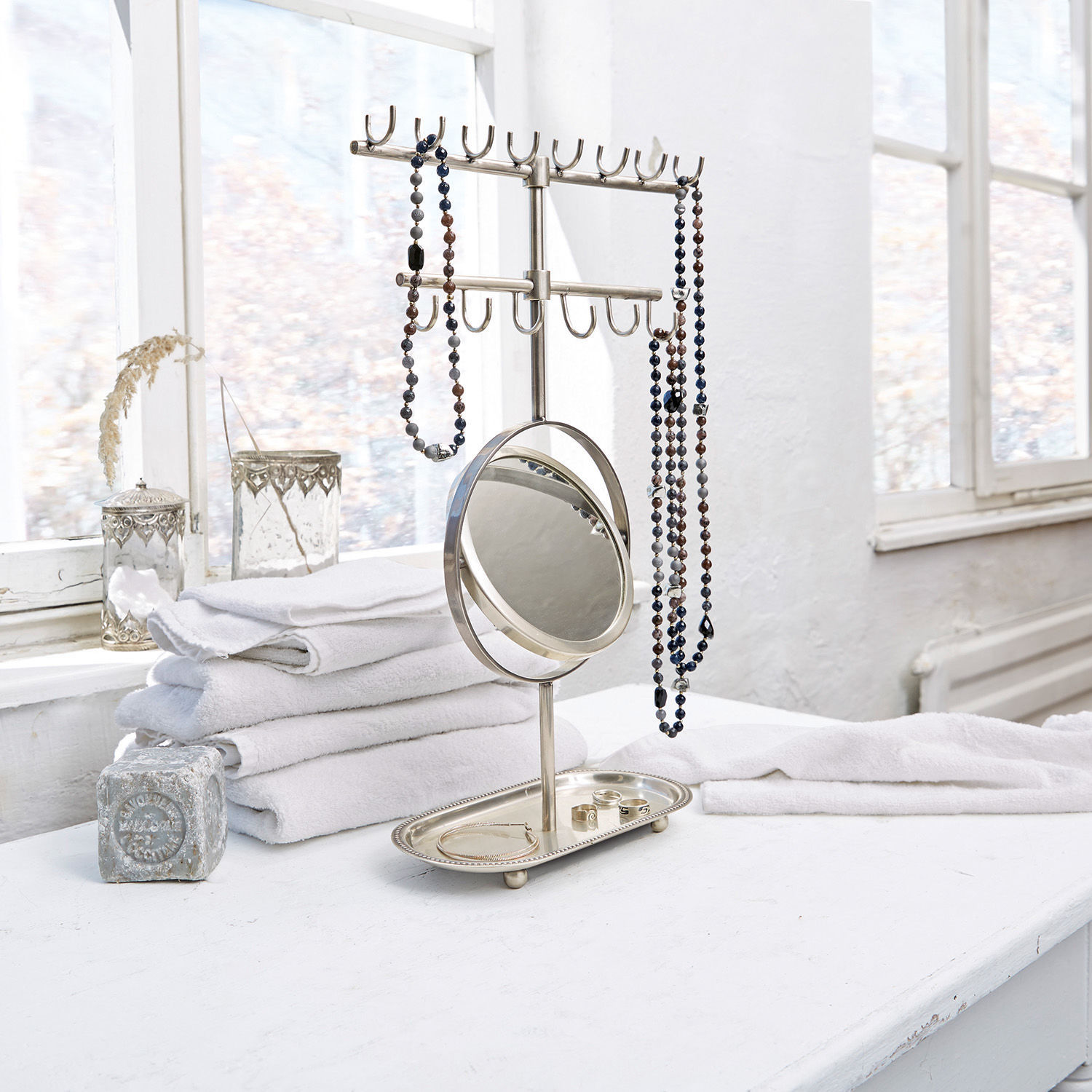 Metall Schmuckständer in Silber mit Spiegel und Haken auf weißem Tisch, Badezimmer-Accessoire