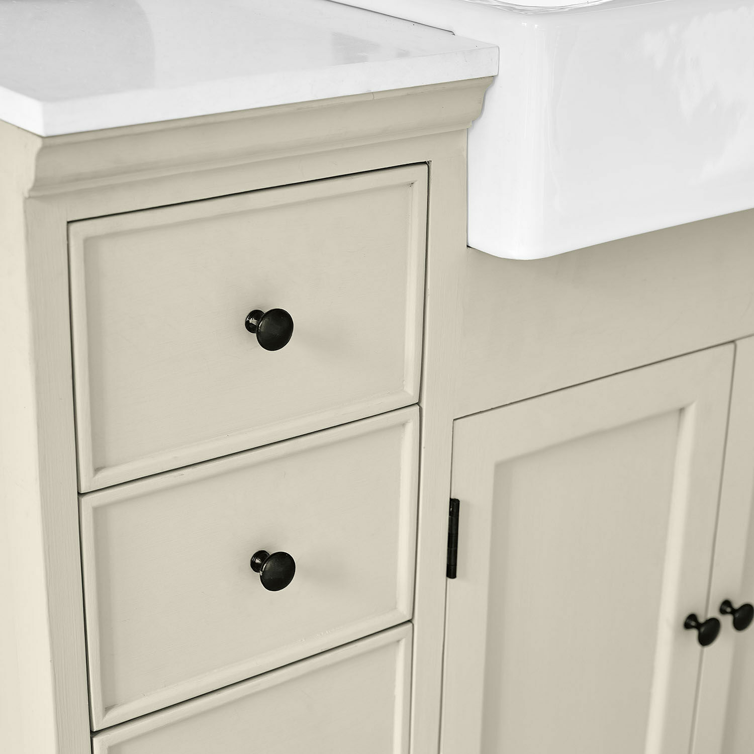 Beige Badezimmermöbel aus Holz mit Schubladen und weißer Keramikarbeitsplatte