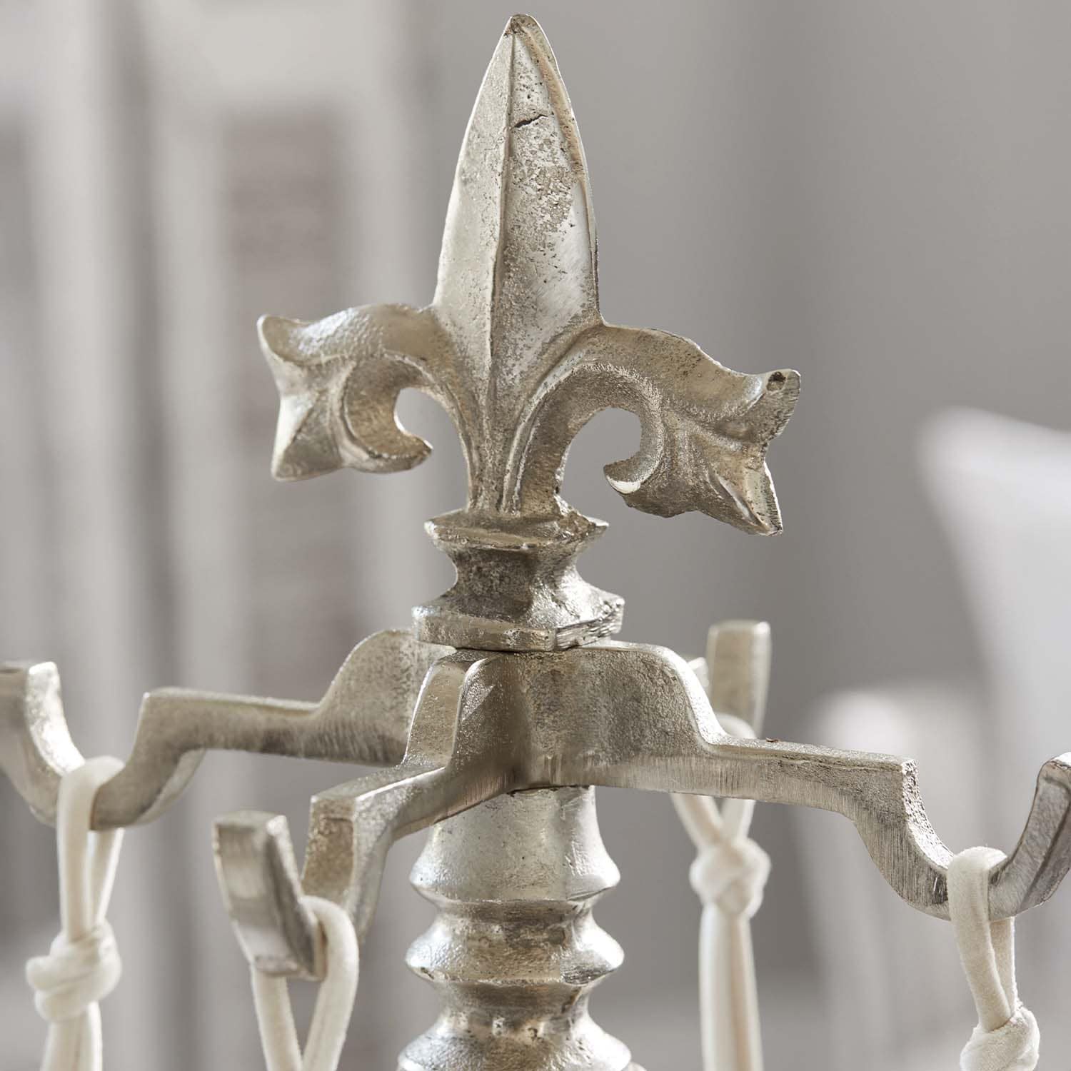 Silberne Metall-Dekoration in Lilienform mit antikem Effekt als stilvolles Wohnaccessoire