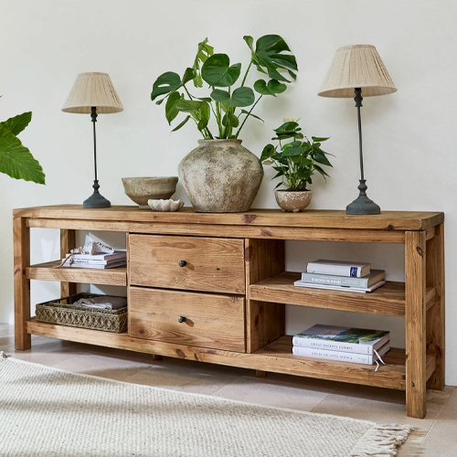 Holzkonsole mit Schubladen und Regalen, dekoriert mit Lampen und Pflanzen, natürlicher Stil