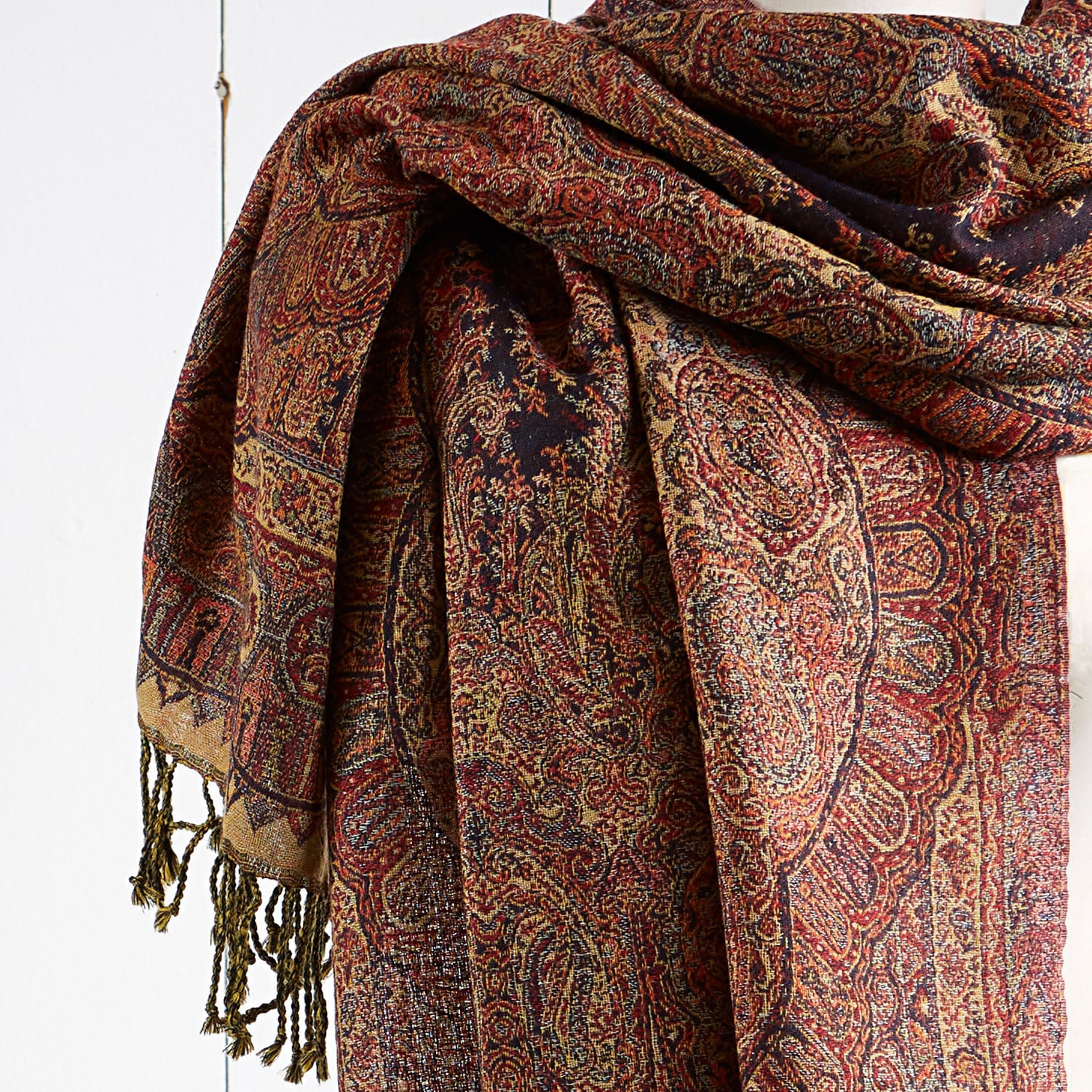 Warmer Schal mit Paisley-Muster in Rot- und Brauntönen mit Fransen, weiches Material für kühle Tage
