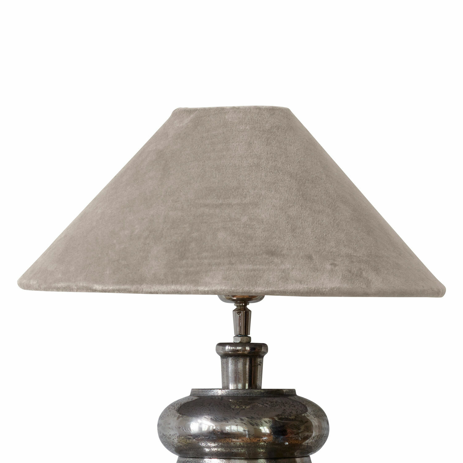 beige Beiger Lampenschirm Emmera aus weichem Stoff auf metallischer Lampenbasis